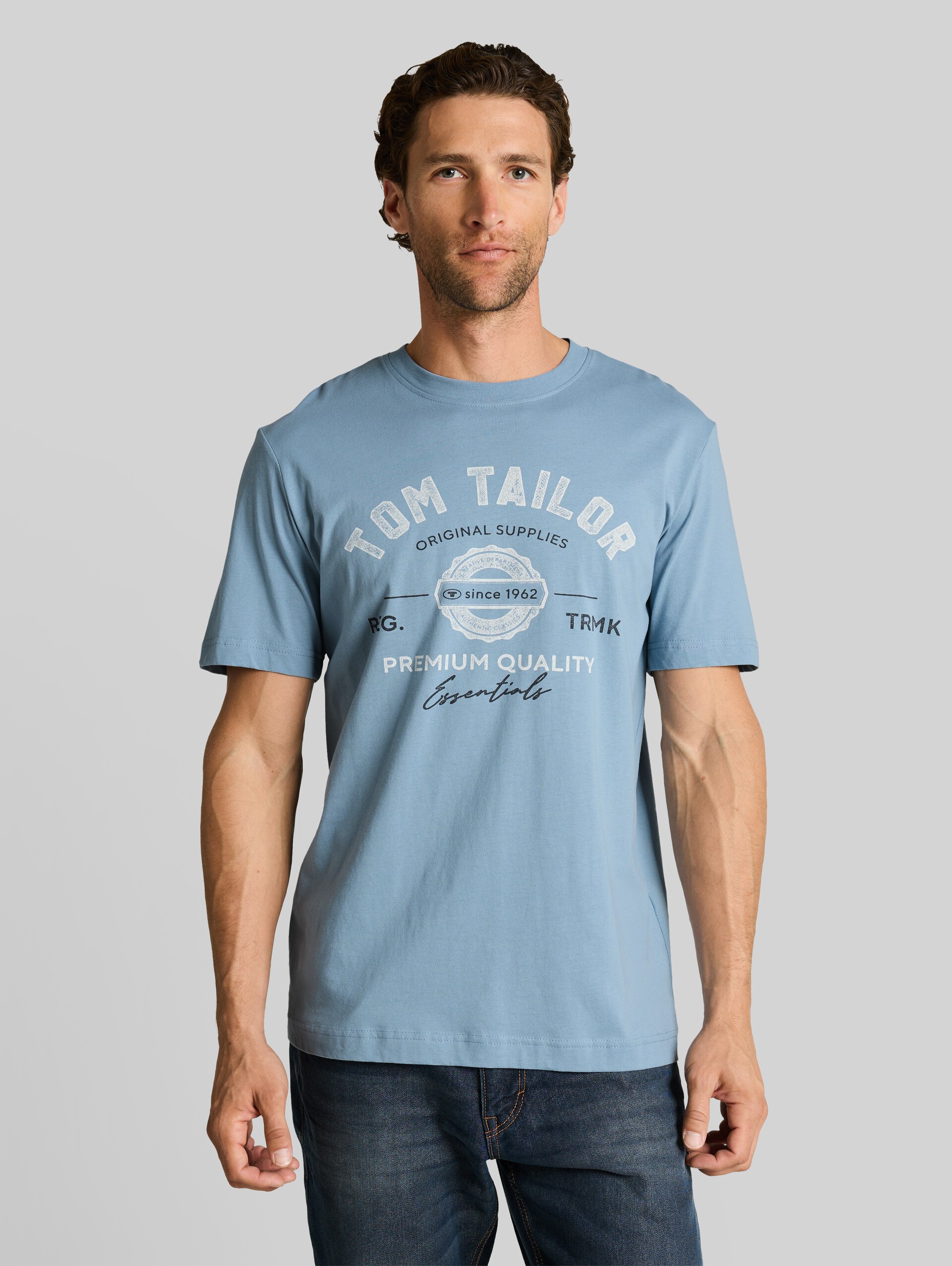T-shirt with logo print - mountain spring blue - Neckline model front view