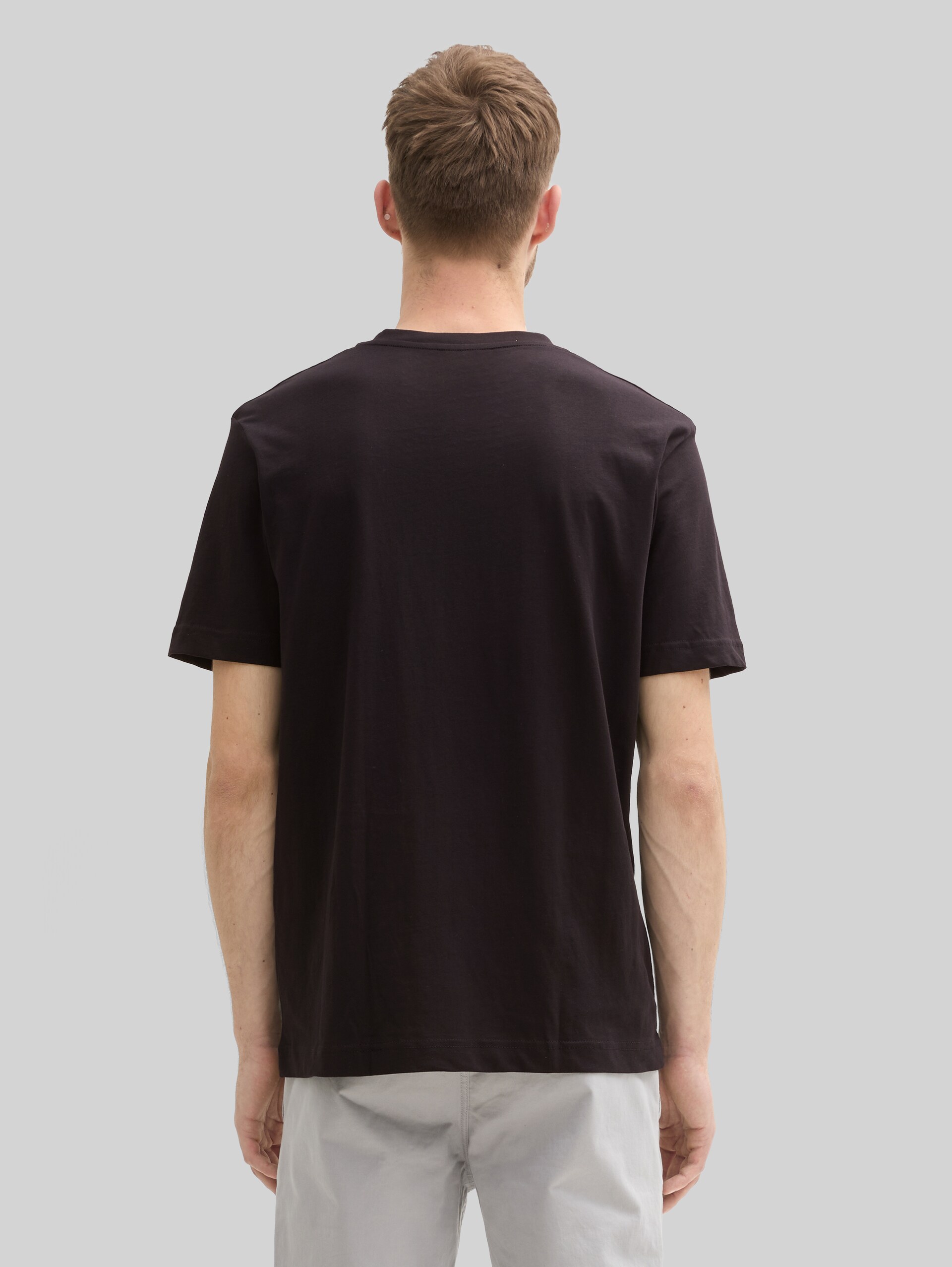 Basic T-shirt in een 2-pack met V-hals - Black - Neklijn model-achteraanzicht
