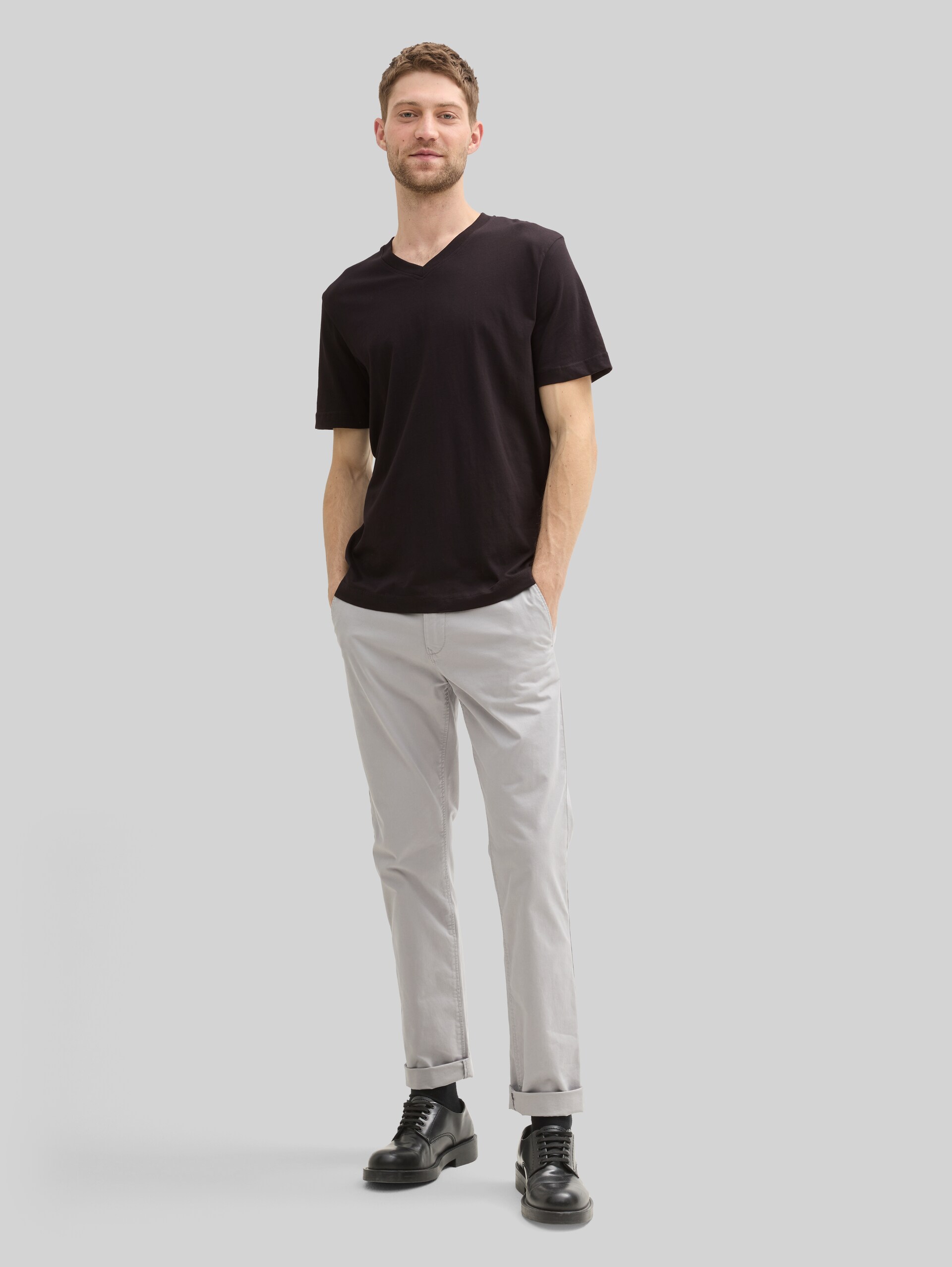 Basic T-shirt in een 2-pack met V-hals - Black - Model vooraanzicht
