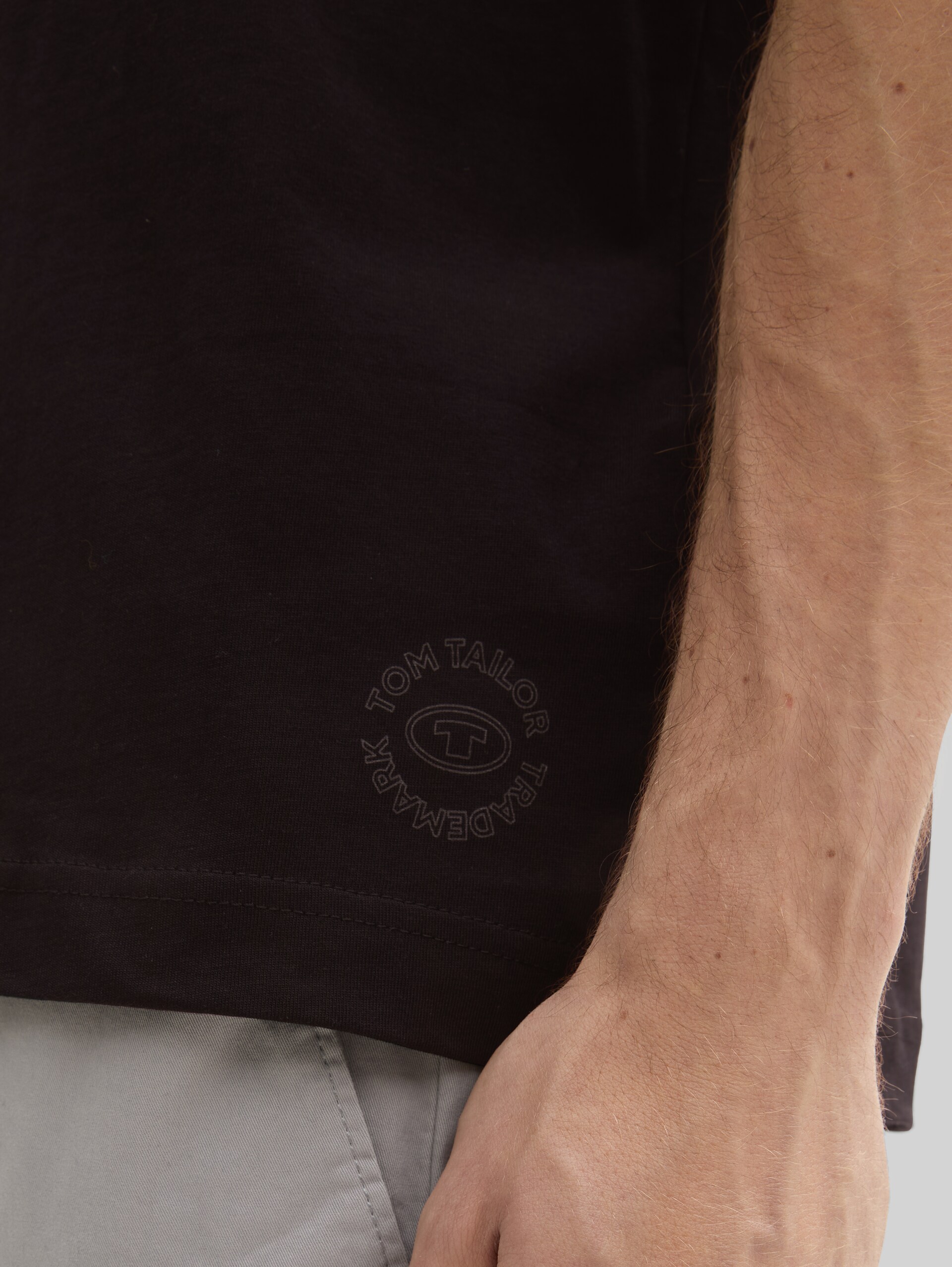 Basic T-shirt in een 2-pack met V-hals - Black - Detailaanzicht model