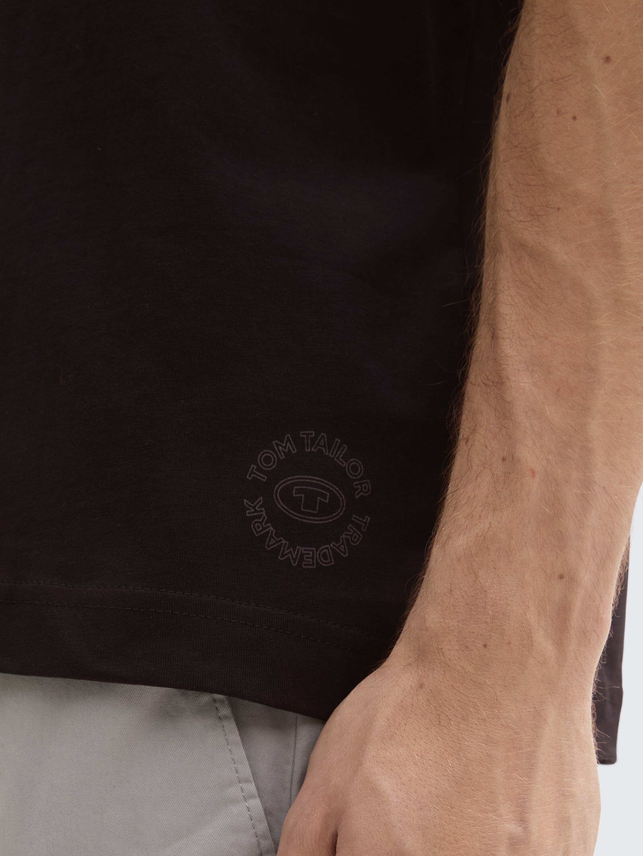 Basic T-Shirt im 2er-Pack mit V-Ausschnitt - black - 