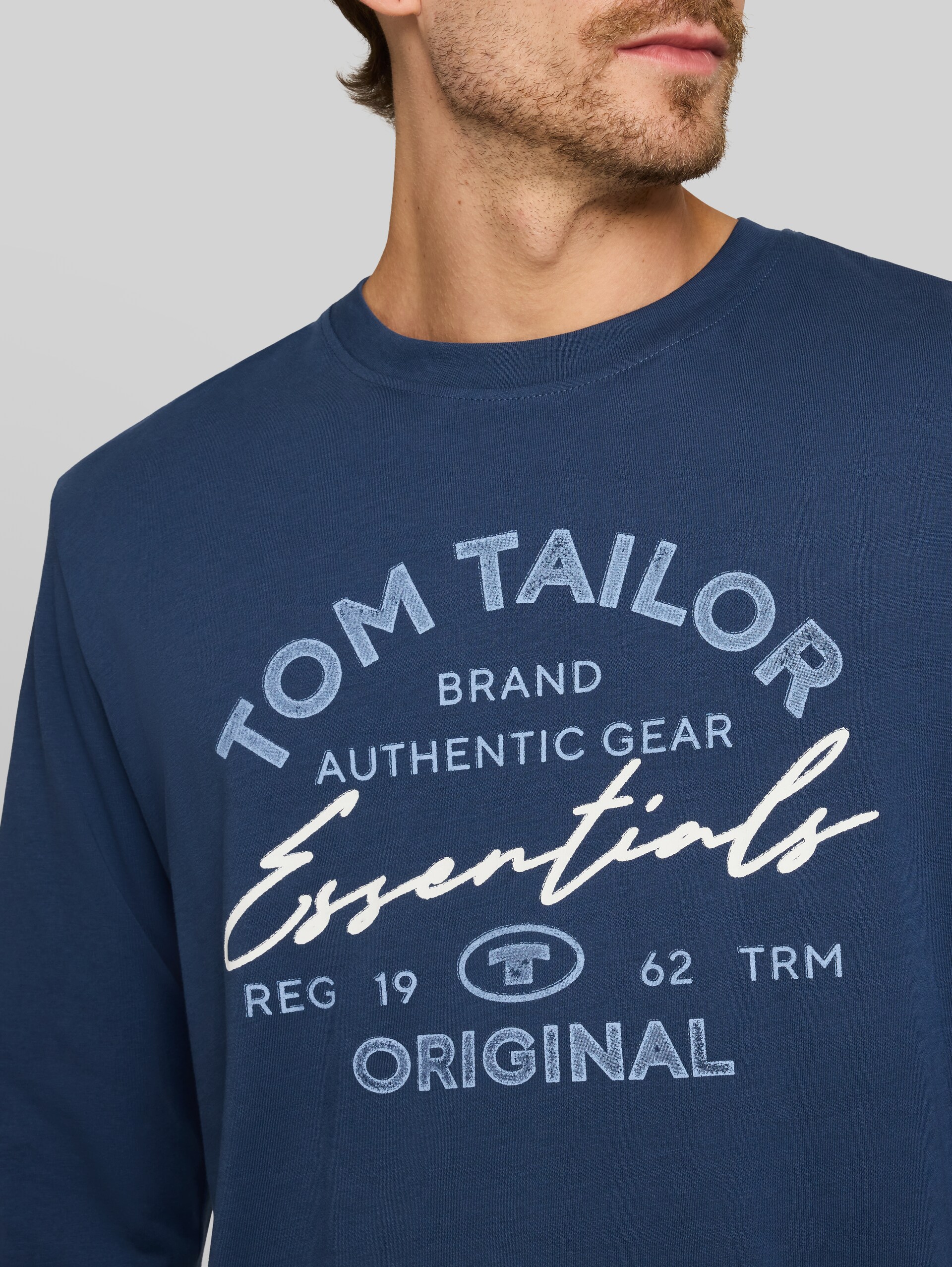 T-shirt met lange mouwen en logo-print - Dark Duck Blue - Detailaanzicht model