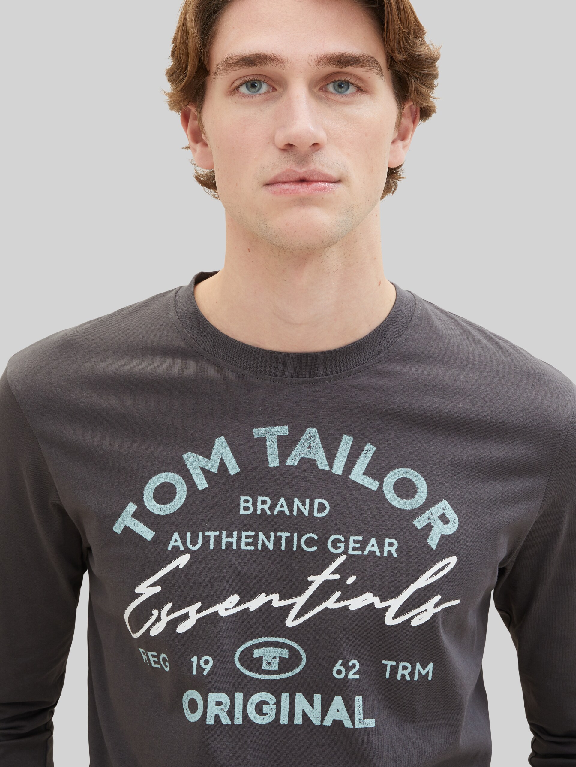 T-shirt met lange mouwen en logo-print - Sky Captain Blue - Detailaanzicht model