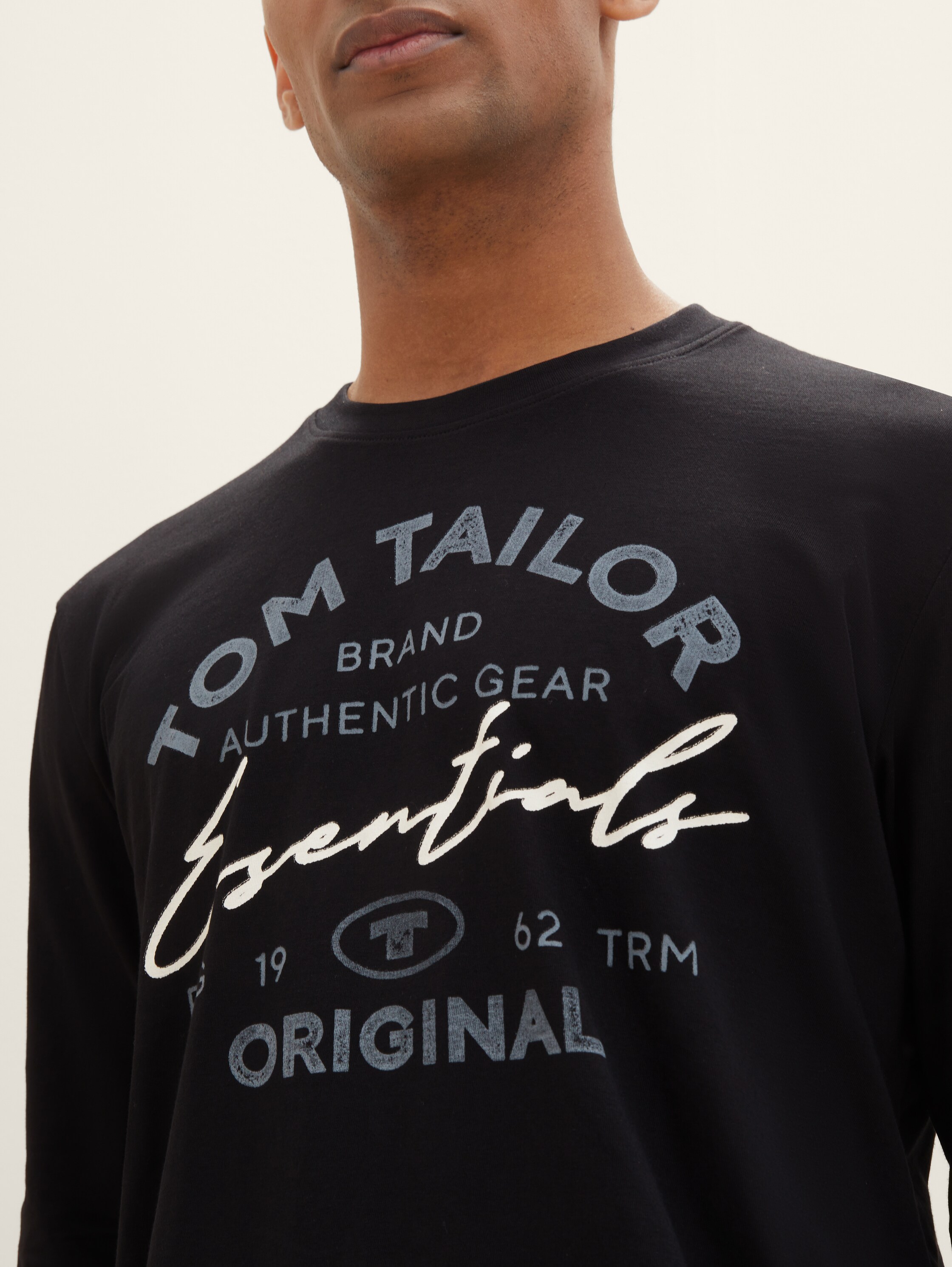 Langarmshirt mit Logo Print - Black - Detail-Model-Ansicht