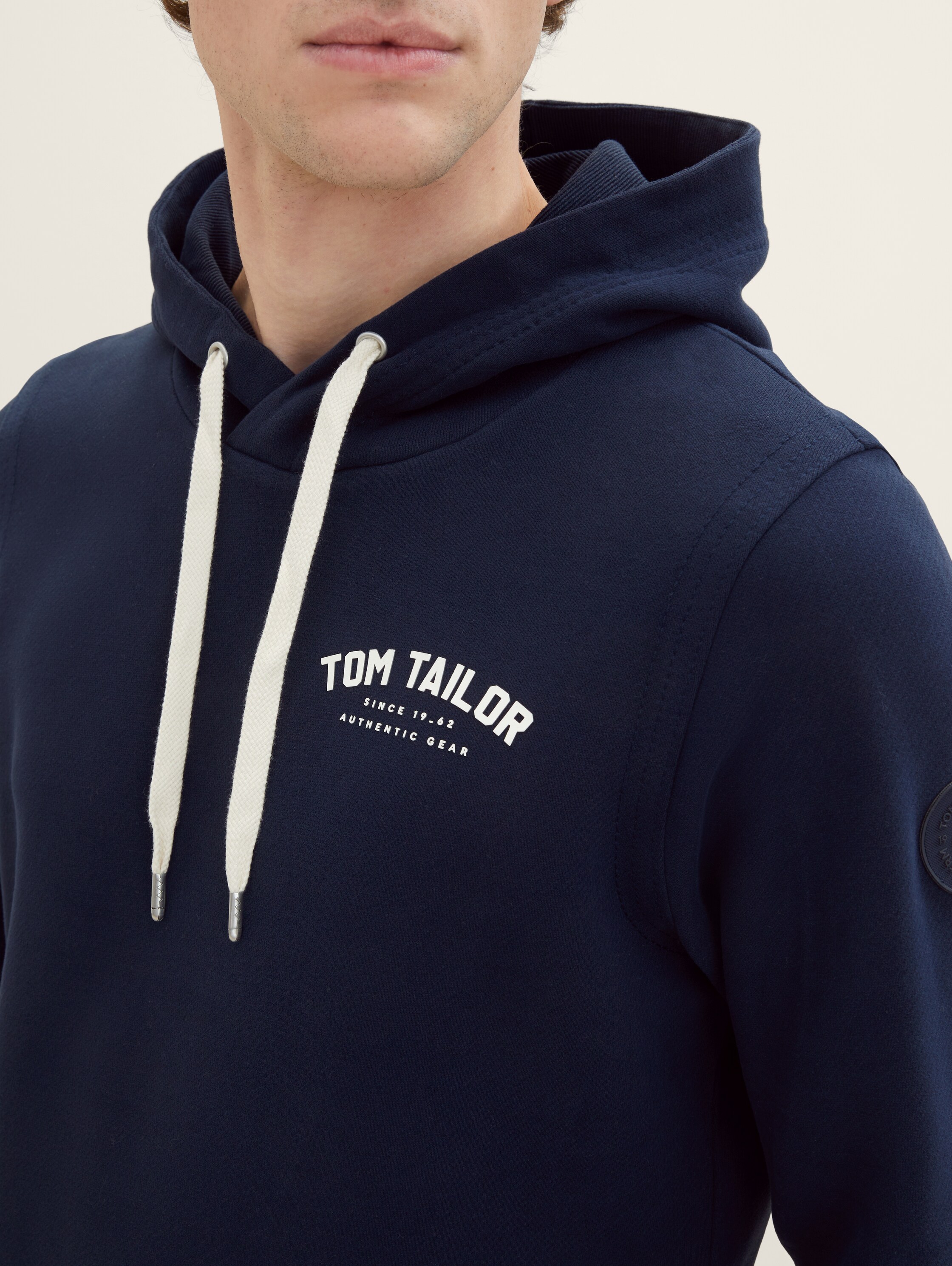 Hoodie mit Logo Print - sky captain blue - Detail-Model-Ansicht