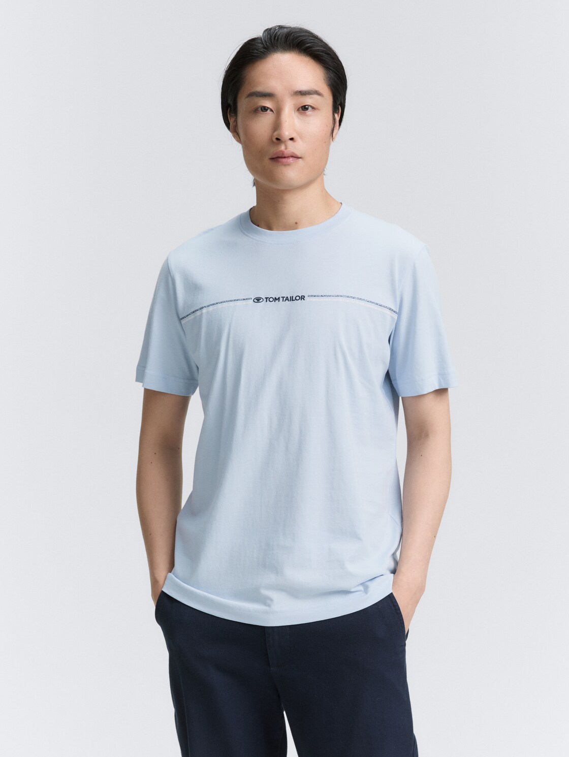 T-shirt with print - Light Metal Blue - Neckline model front view