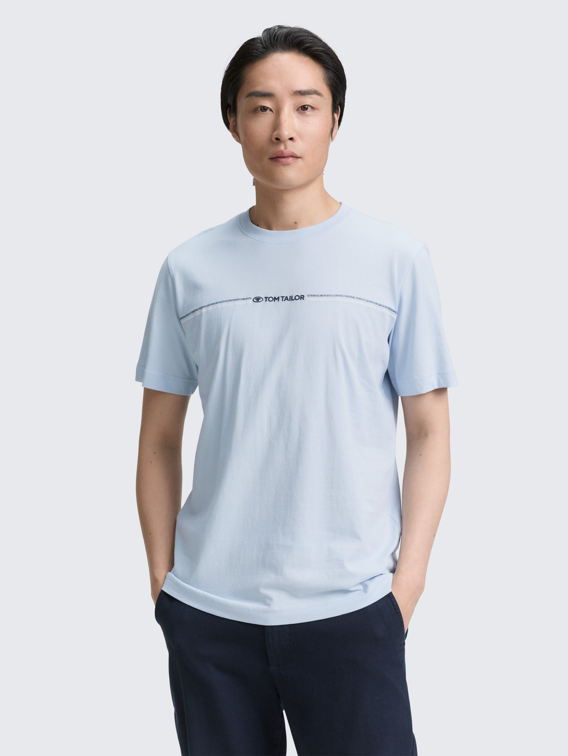 T-Shirt mit Print - Light Metal Blue - Ausschnitt Model-Vorderansicht