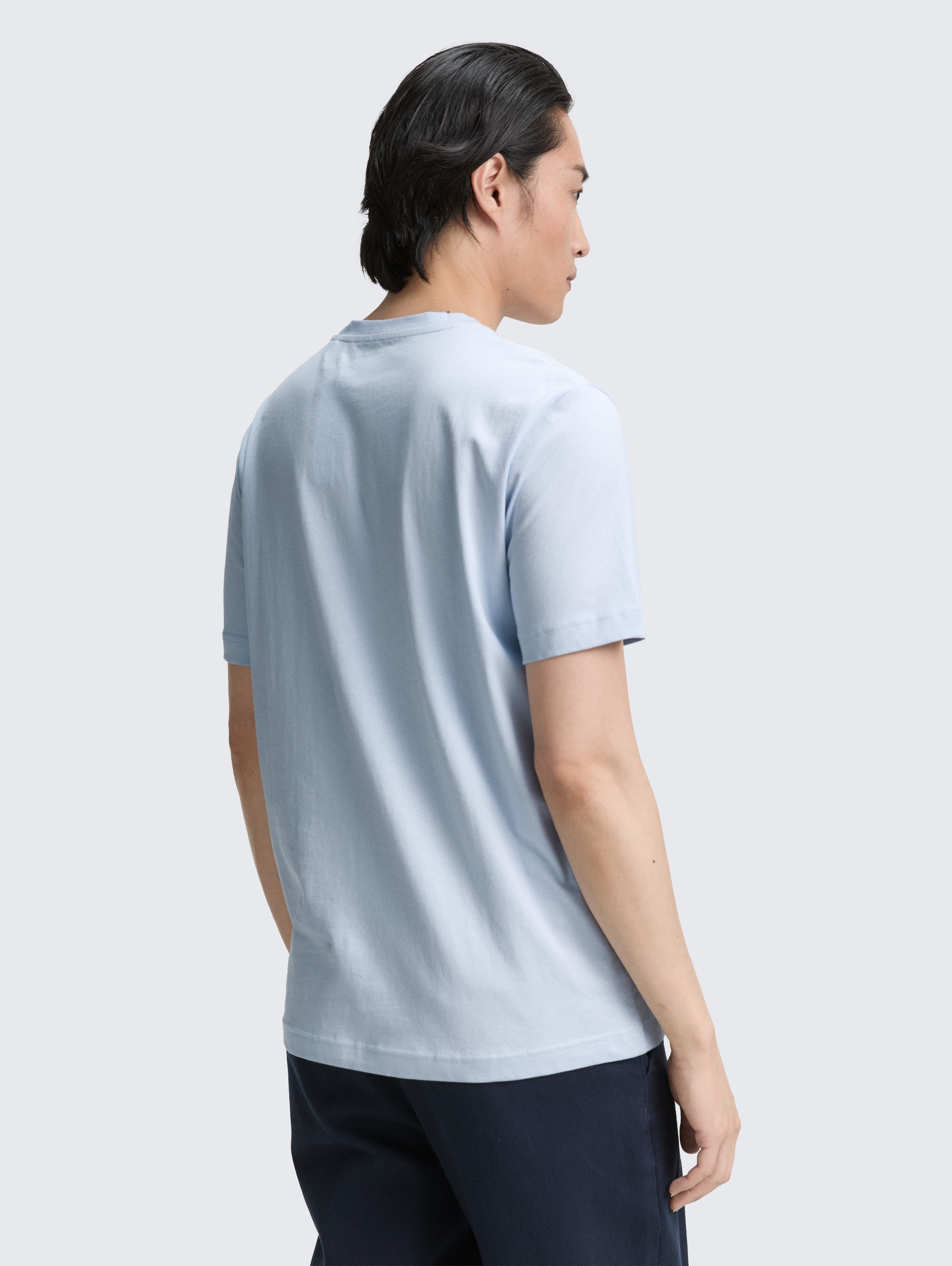 T-Shirt mit Print - Light Metal Blue - Auschnitt Model-Rückansicht
