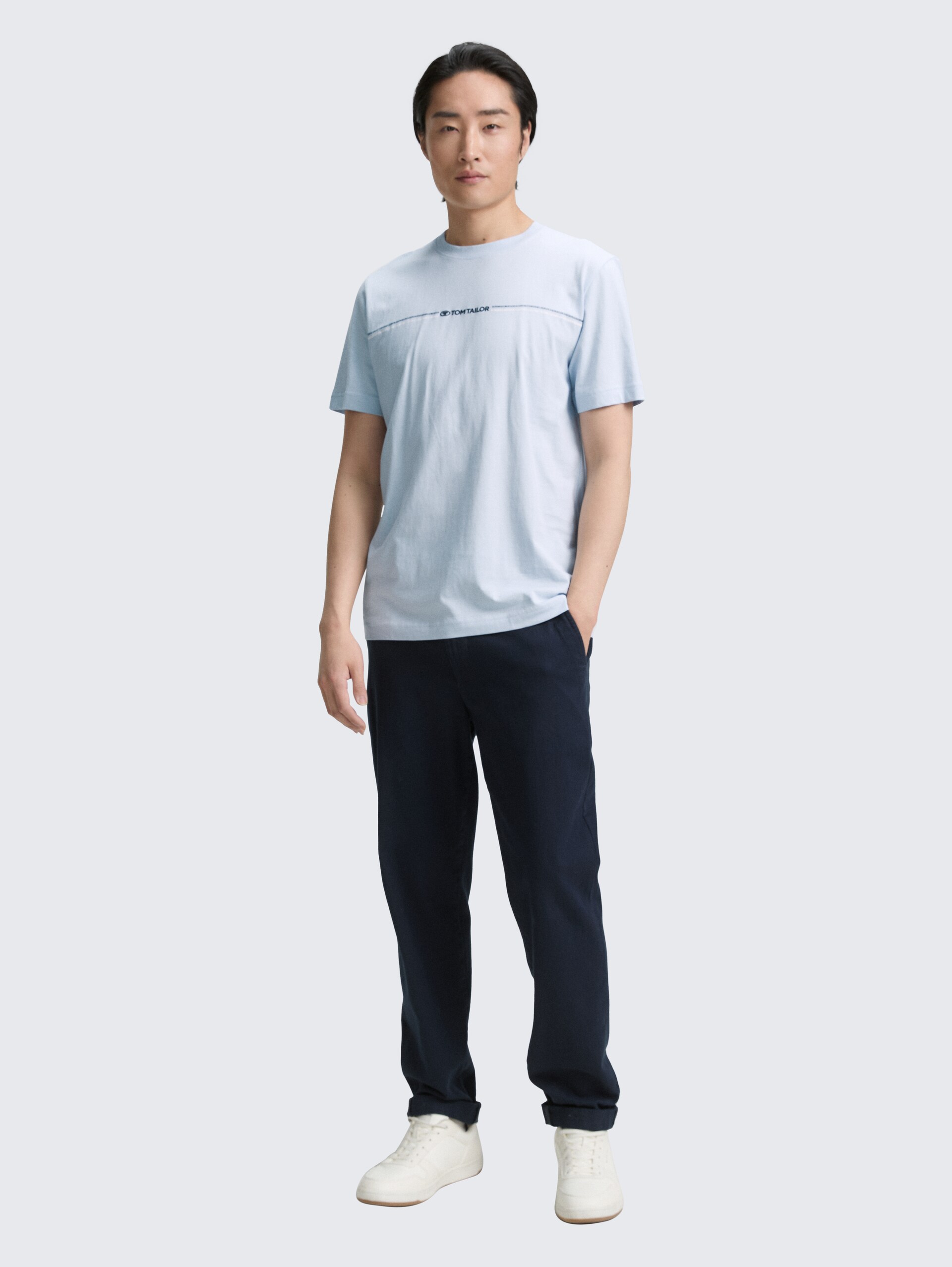 T-Shirt mit Print - Light Metal Blue - Model-Vorderansicht