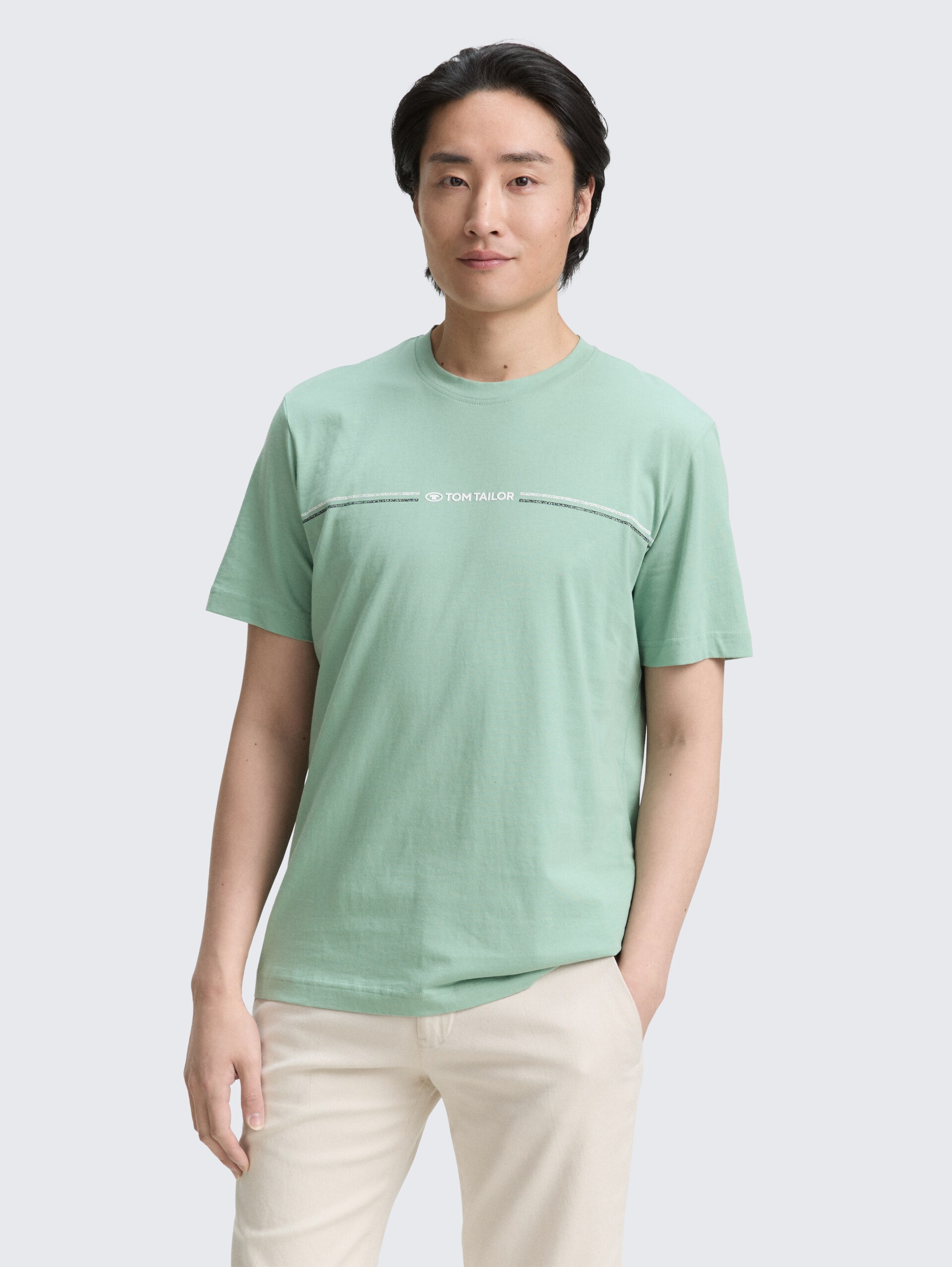 T-Shirt mit Print - dust green - Ausschnitt Model-Vorderansicht