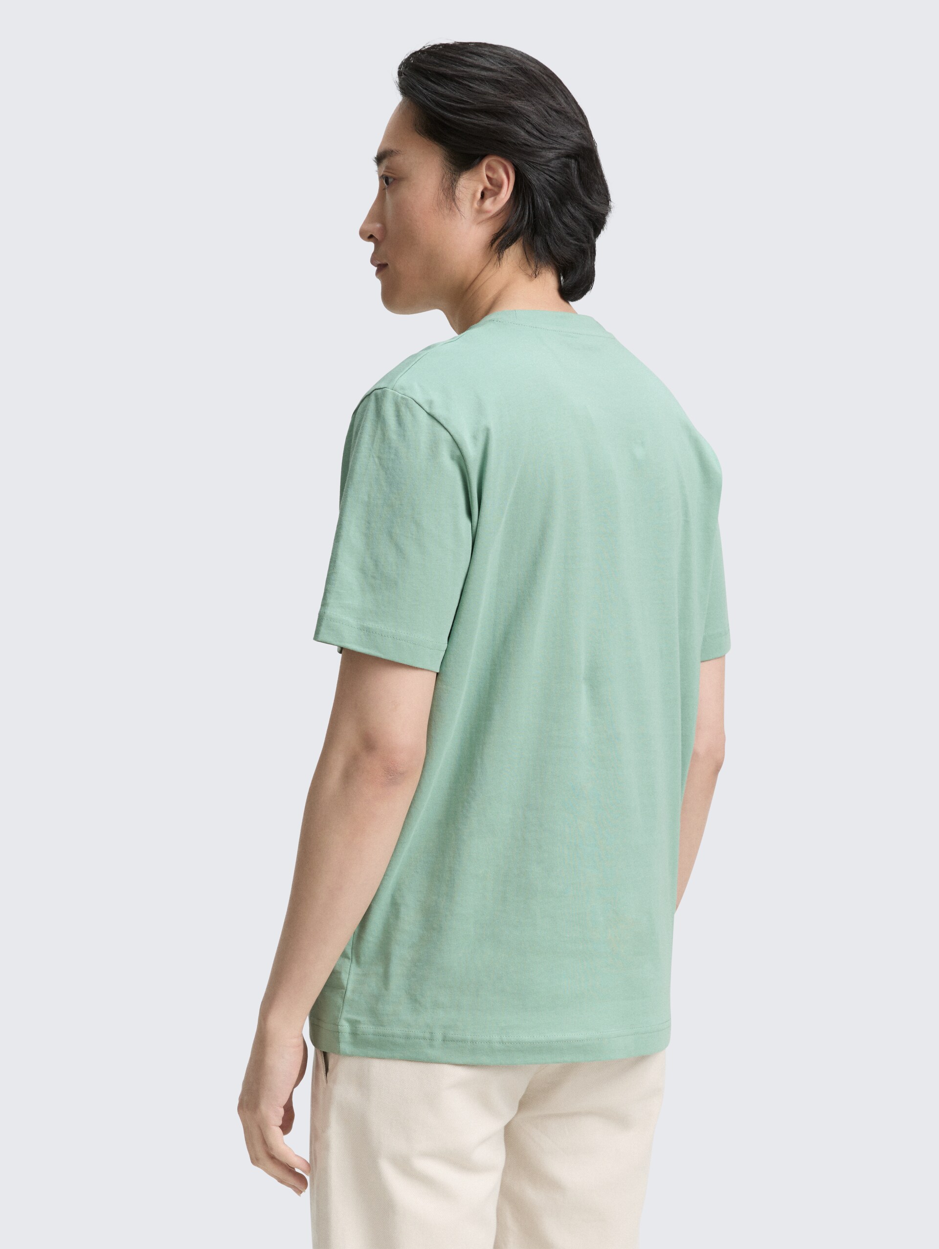 T-Shirt mit Print - dust green - Auschnitt Model-Rückansicht