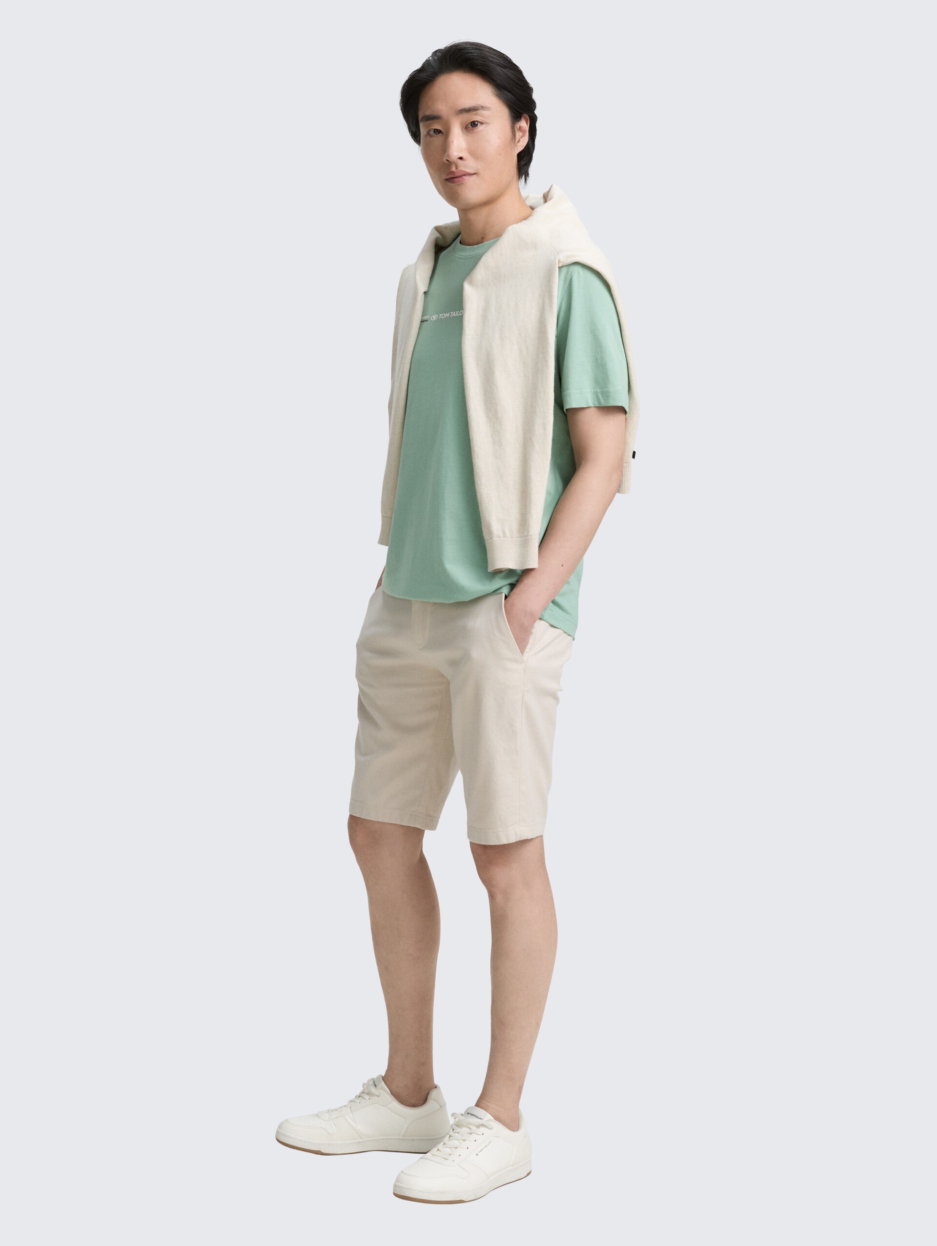 T-Shirt mit Print - dust green - Model-Vorderansicht