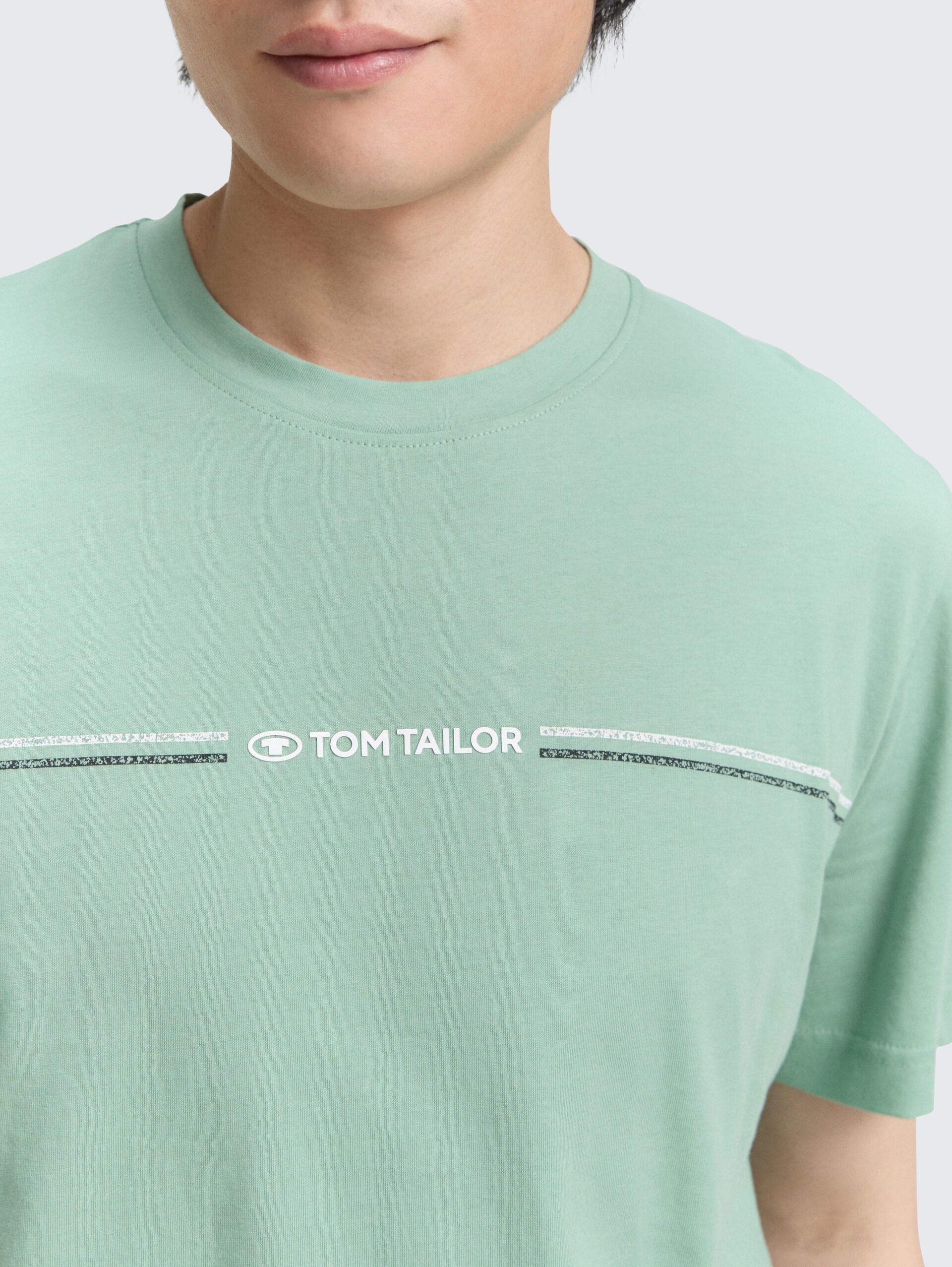 T-Shirt mit Print - dust green - Detail-Model-Ansicht