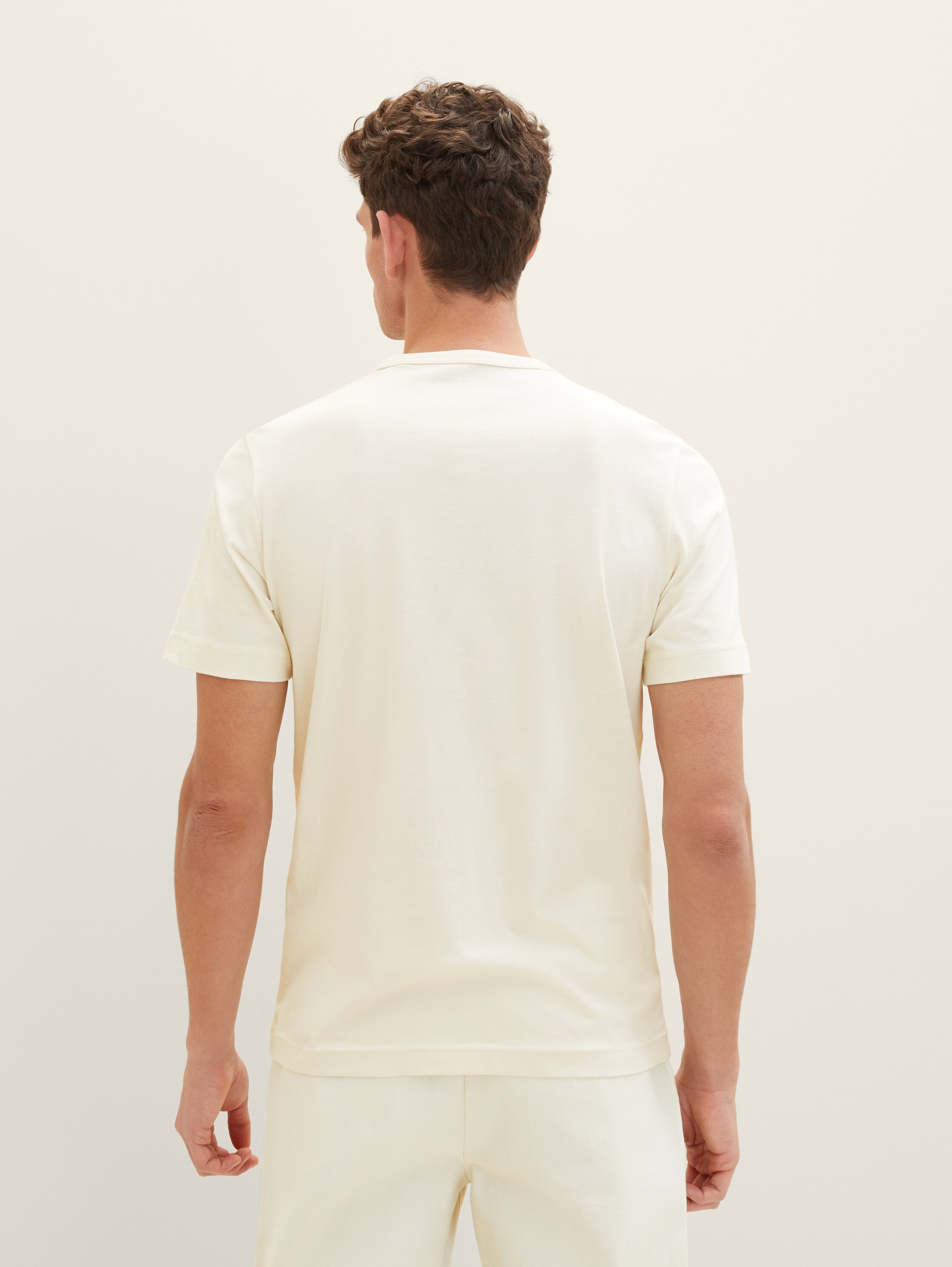 T-Shirt mit Fotoprint - vintage beige - Auschnitt Model-Rückansicht