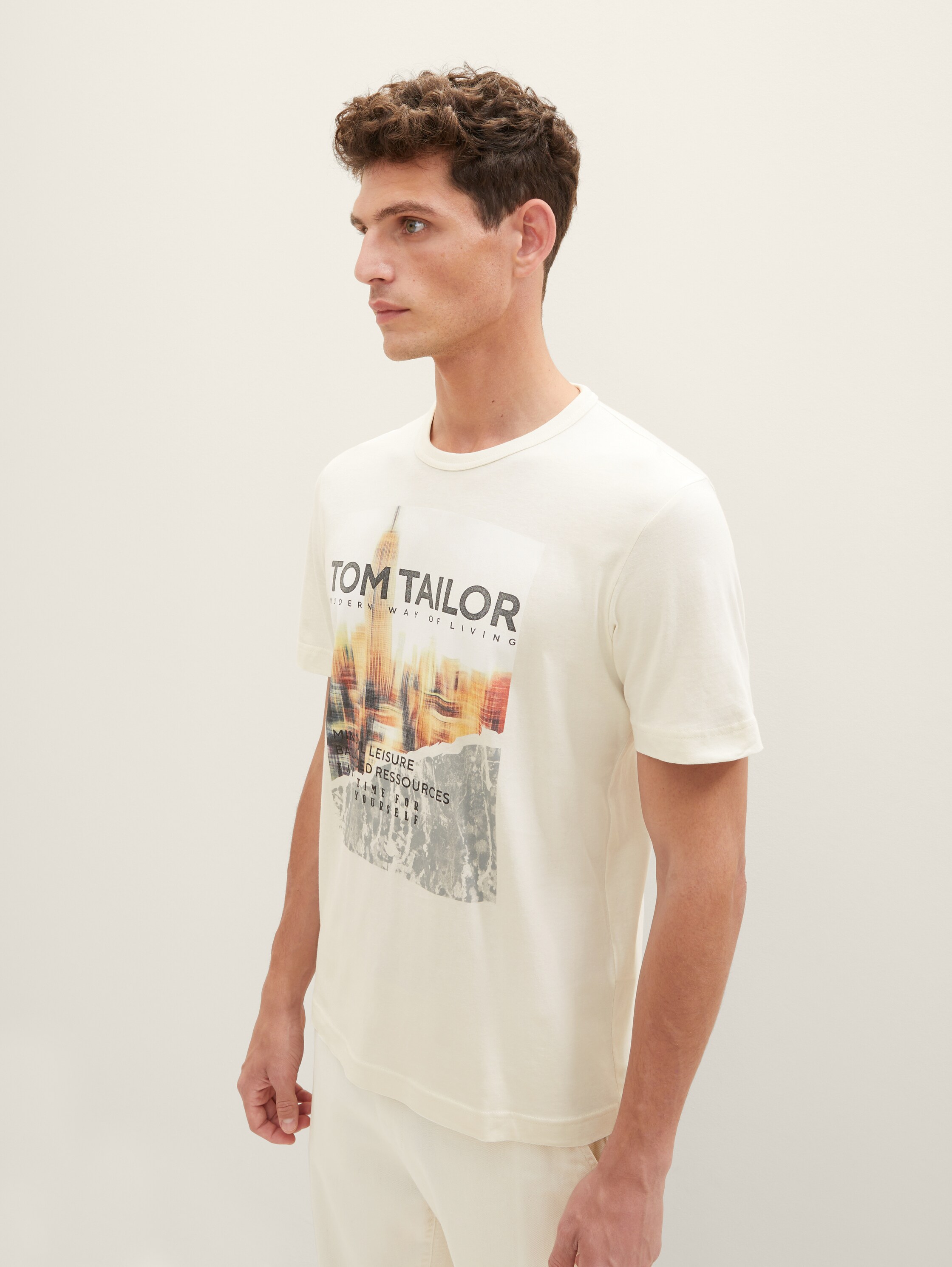 T-Shirt mit Fotoprint - vintage beige - Model-Vorderansicht