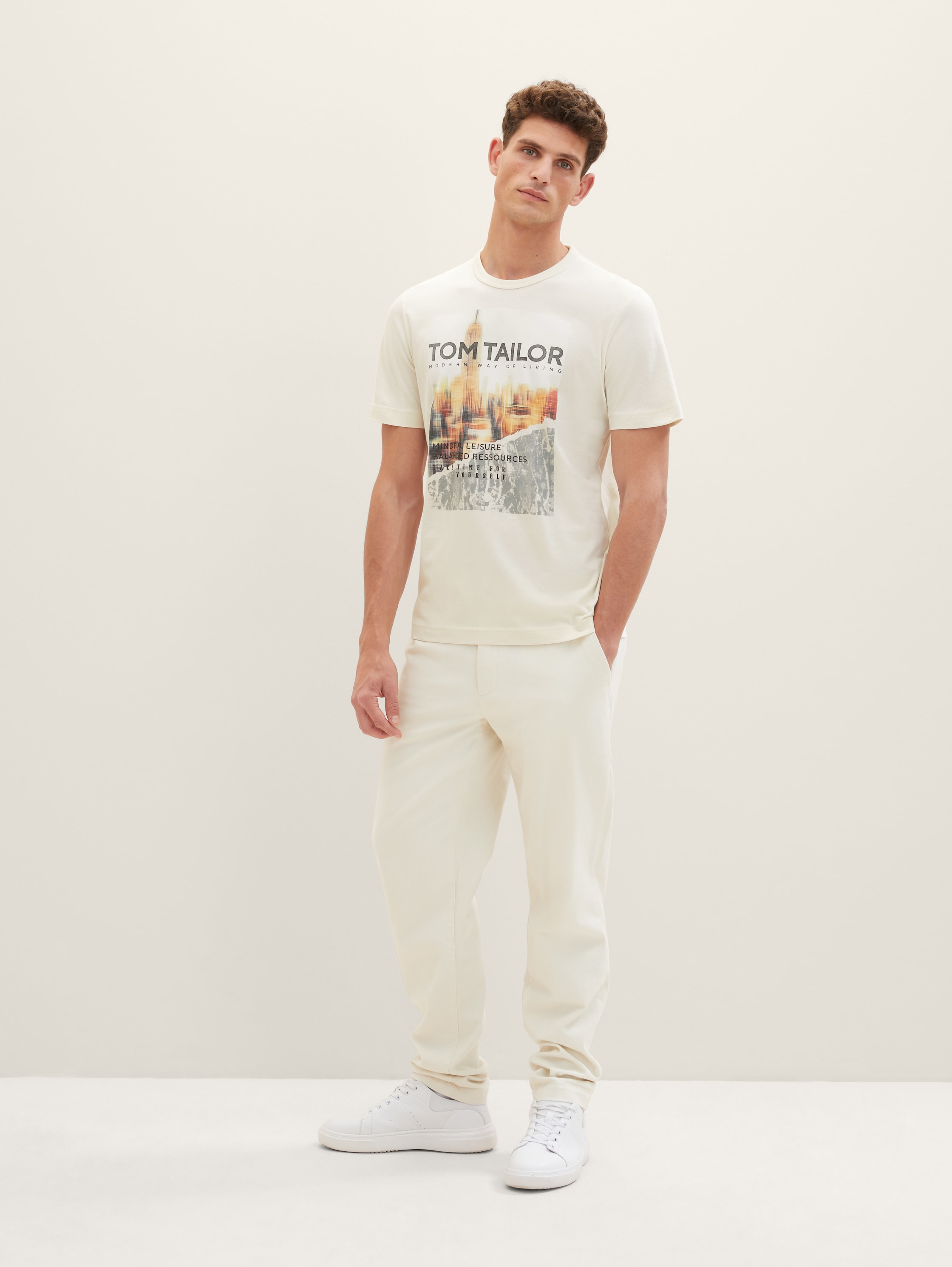 T-Shirt mit Fotoprint - vintage beige - Detail-Model-Ansicht