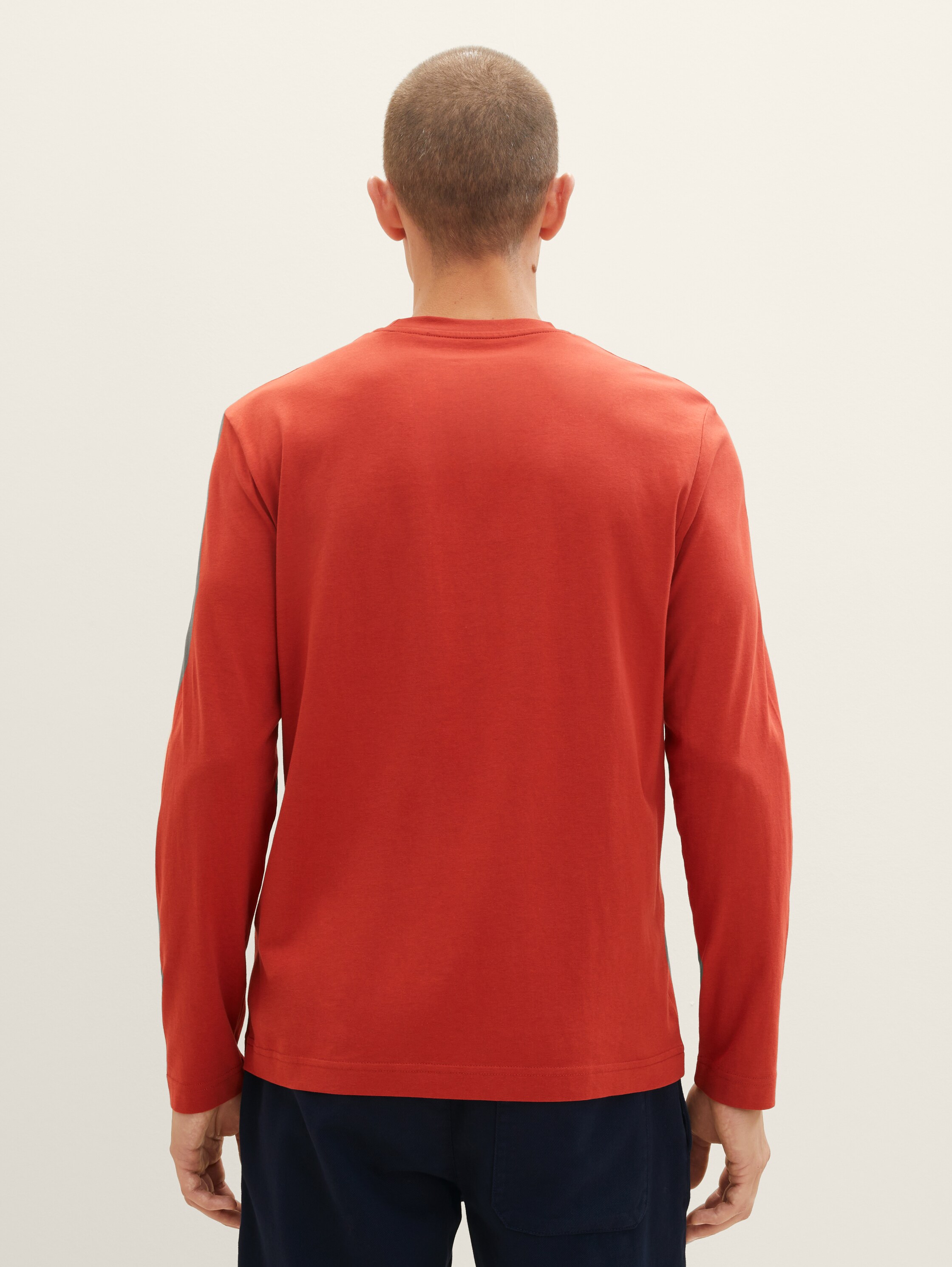 Langarmshirt - velvet red - Auschnitt Model-Rückansicht