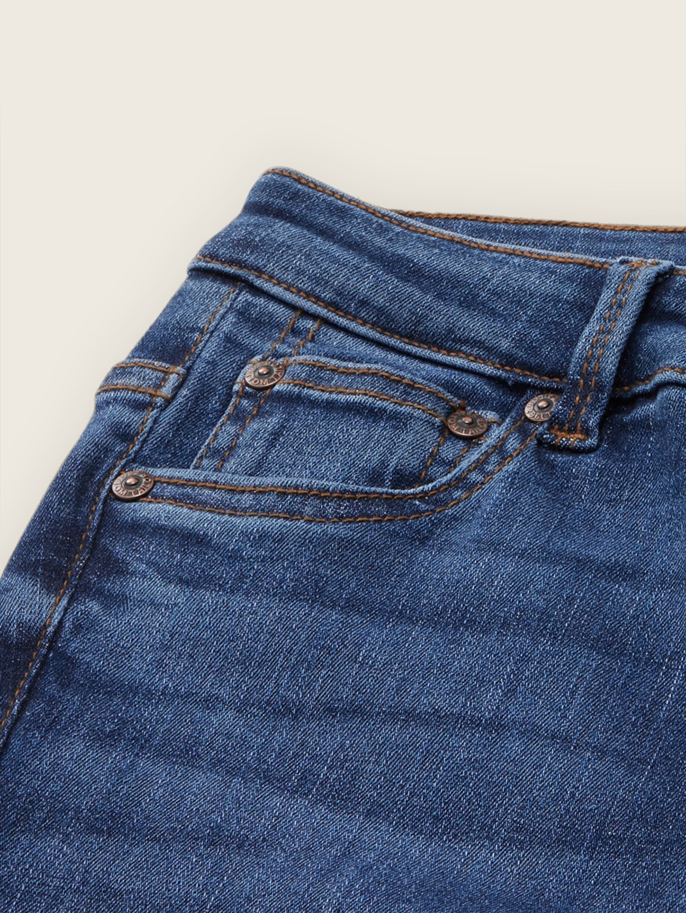 Ausgestellte Jeans - Clean Dark Stone Blue Denim - Detail-Model-Ansicht