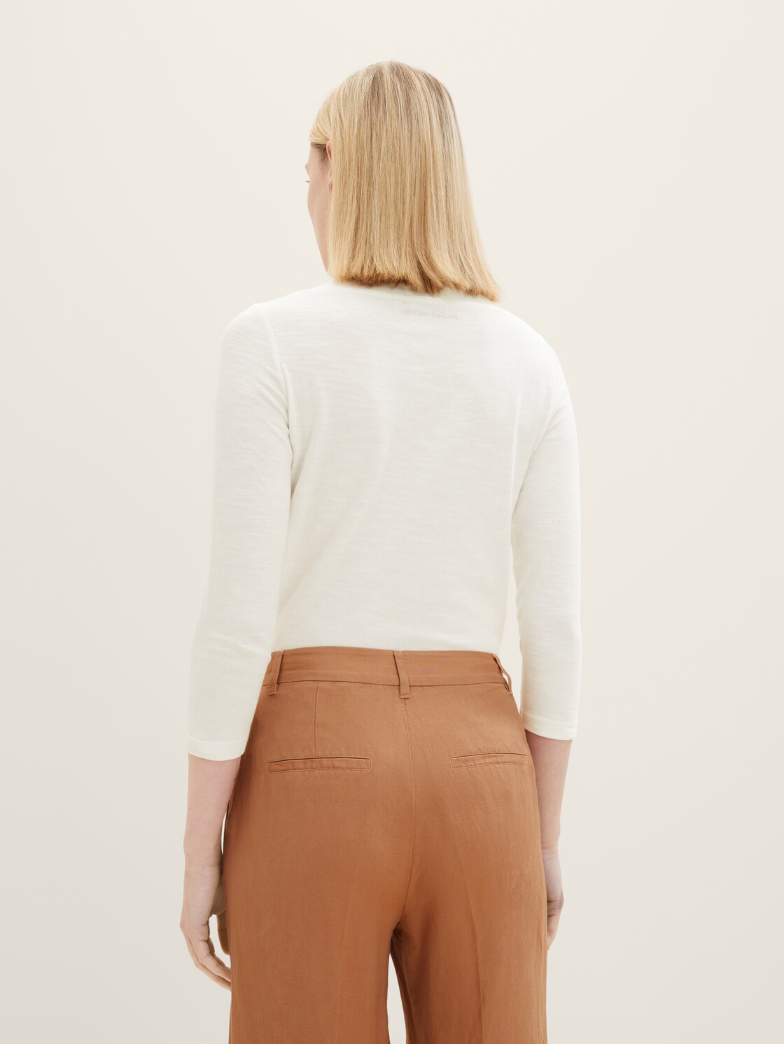 Basic Longsleeve mit 3/4-Arm aus Baumwolle - Whisper White - Auschnitt Model-Rückansicht