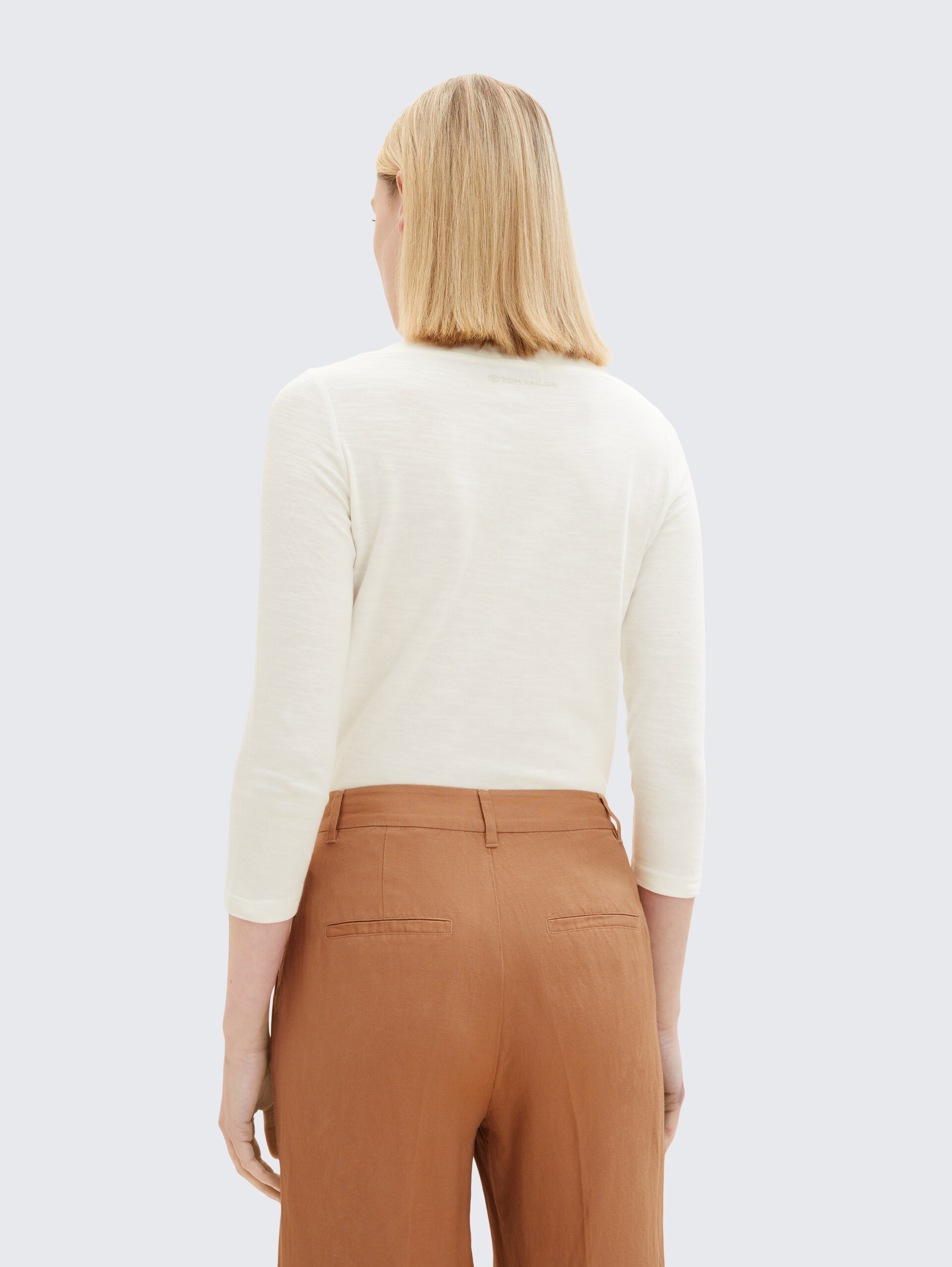 Basic Longsleeve mit 3/4-Arm aus Baumwolle - Whisper White - Auschnitt Model-Rückansicht
