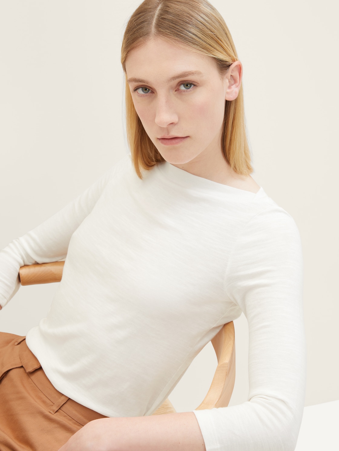 Basic Longsleeve mit 3/4-Arm aus Baumwolle - Whisper White - Model-Vorderansicht