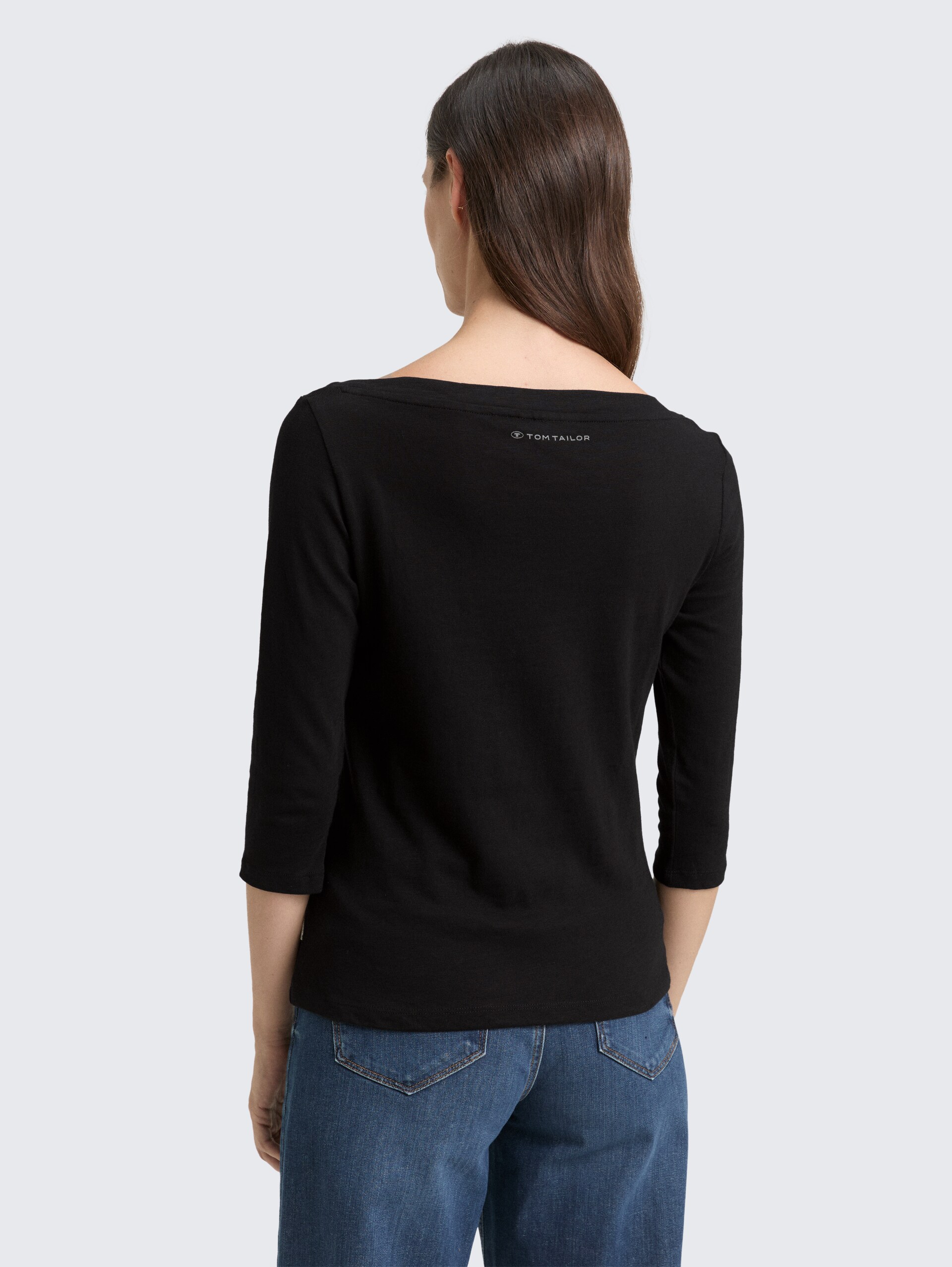 Basic Longsleeve mit 3/4-Arm aus Baumwolle - deep black - Auschnitt Model-Rückansicht