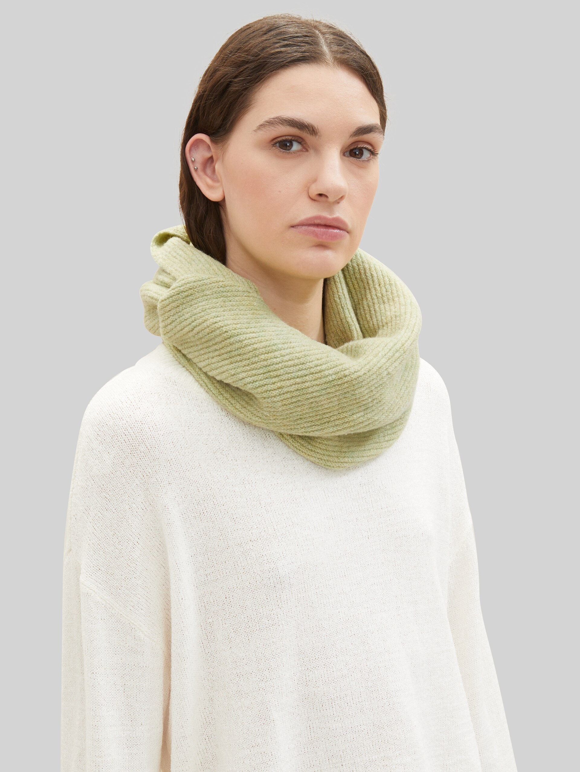 Loopschal mit recyceltem Polyester - dusty pear green melange - Ausschnitt Model-Vorderansicht