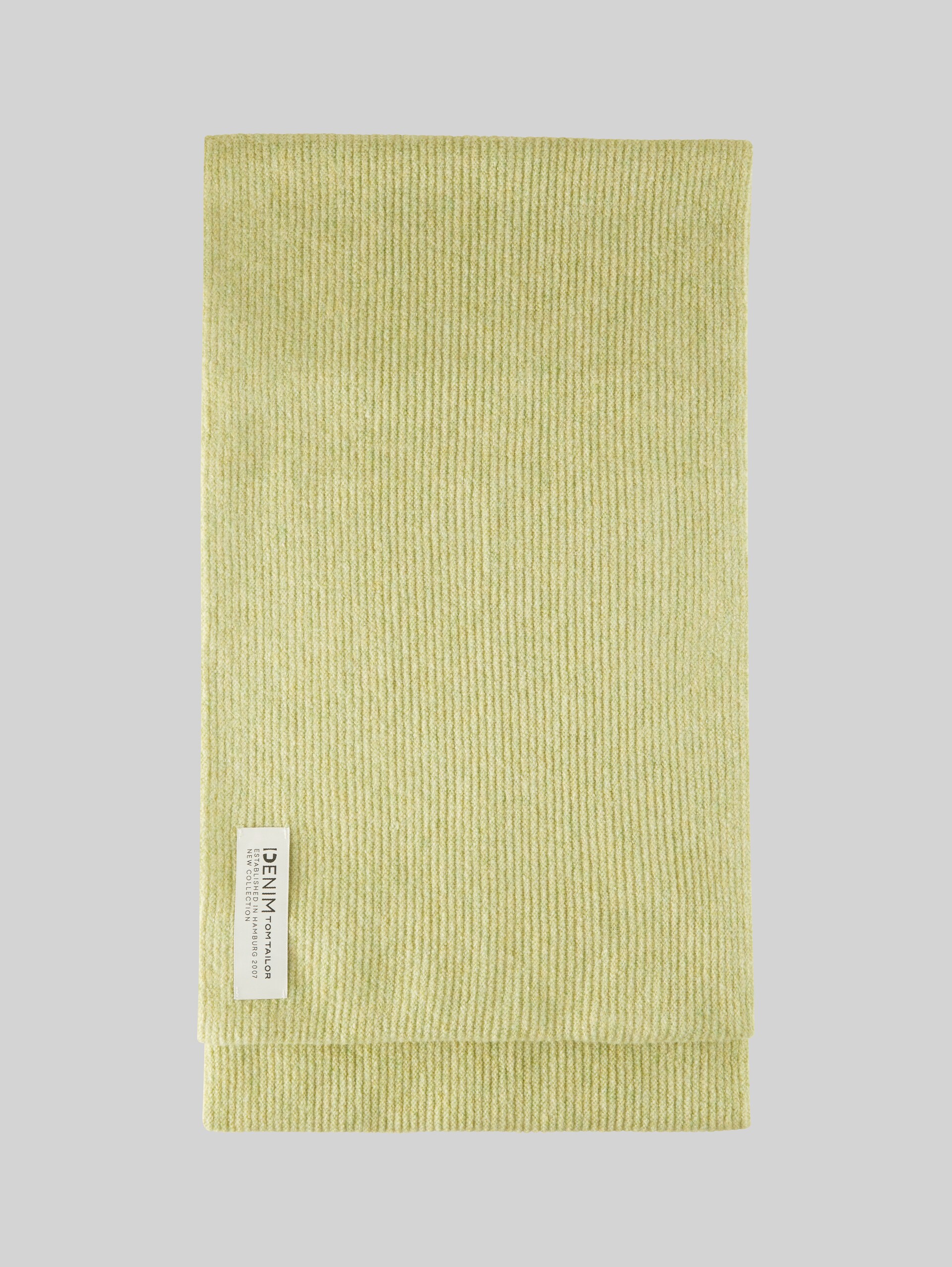 Loopschal mit recyceltem Polyester - dusty pear green melange - Material-Ansicht