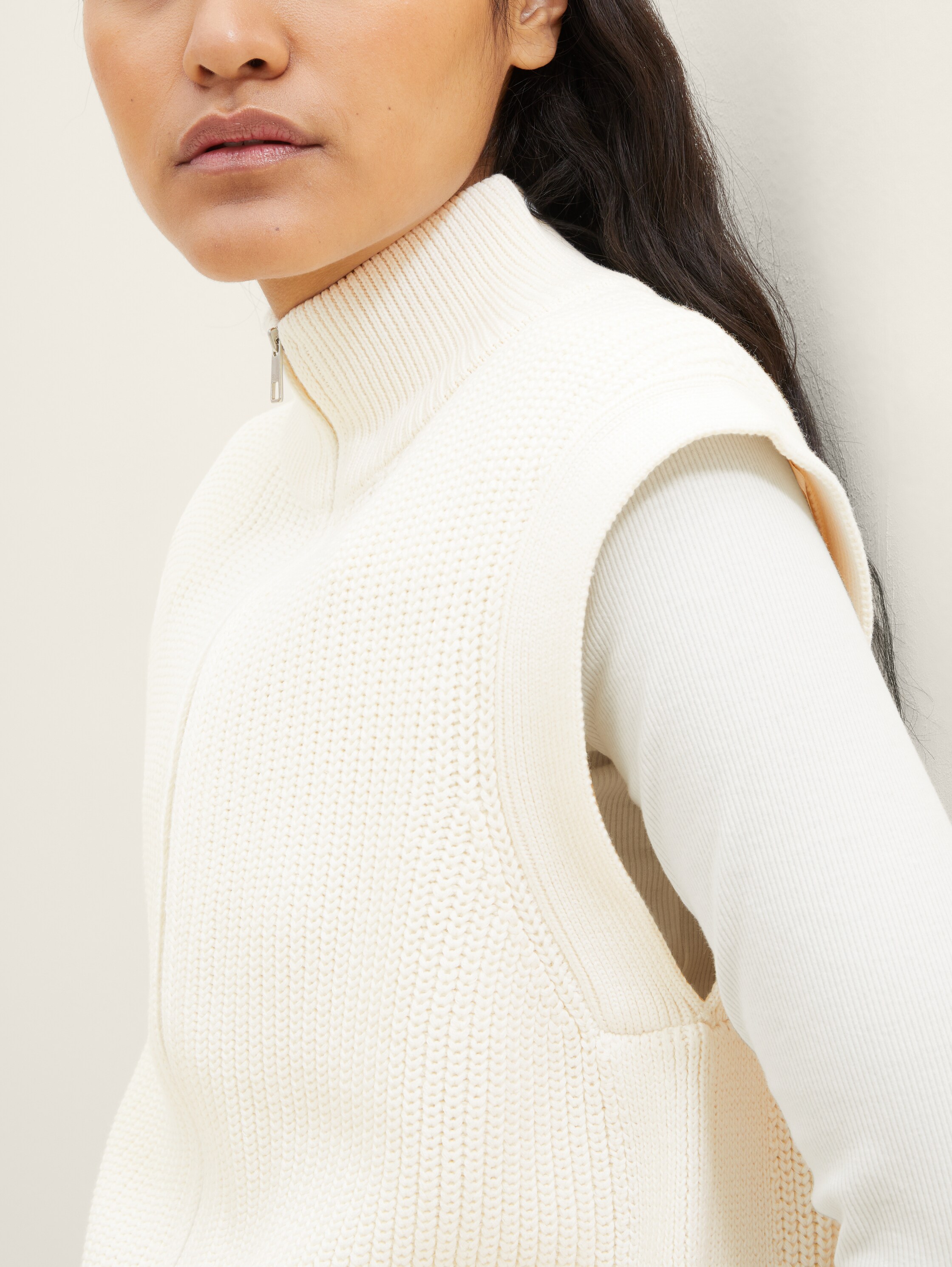 Weste aus Strick - Gardenia White - Detail-Model-Ansicht