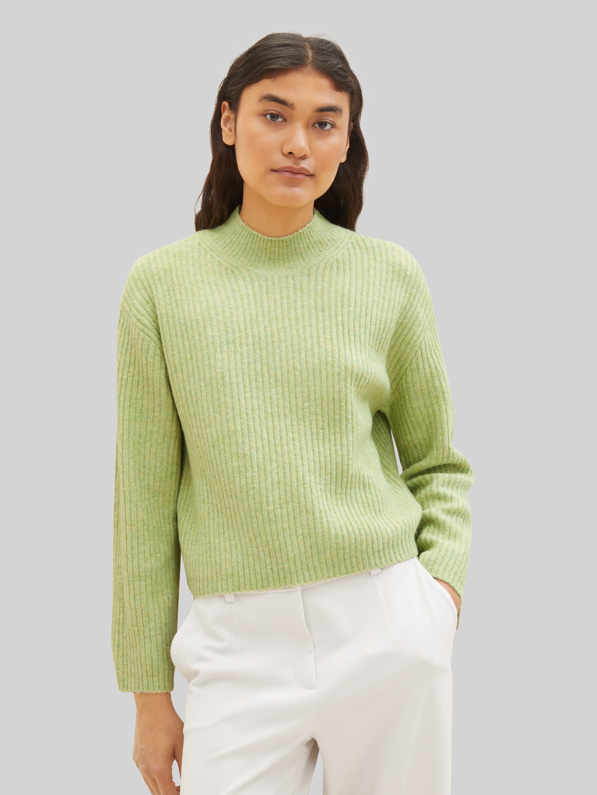 Gerippter Pullover mit recyceltem Polyester - dusty pear green melange - Ausschnitt Model-Vorderansicht