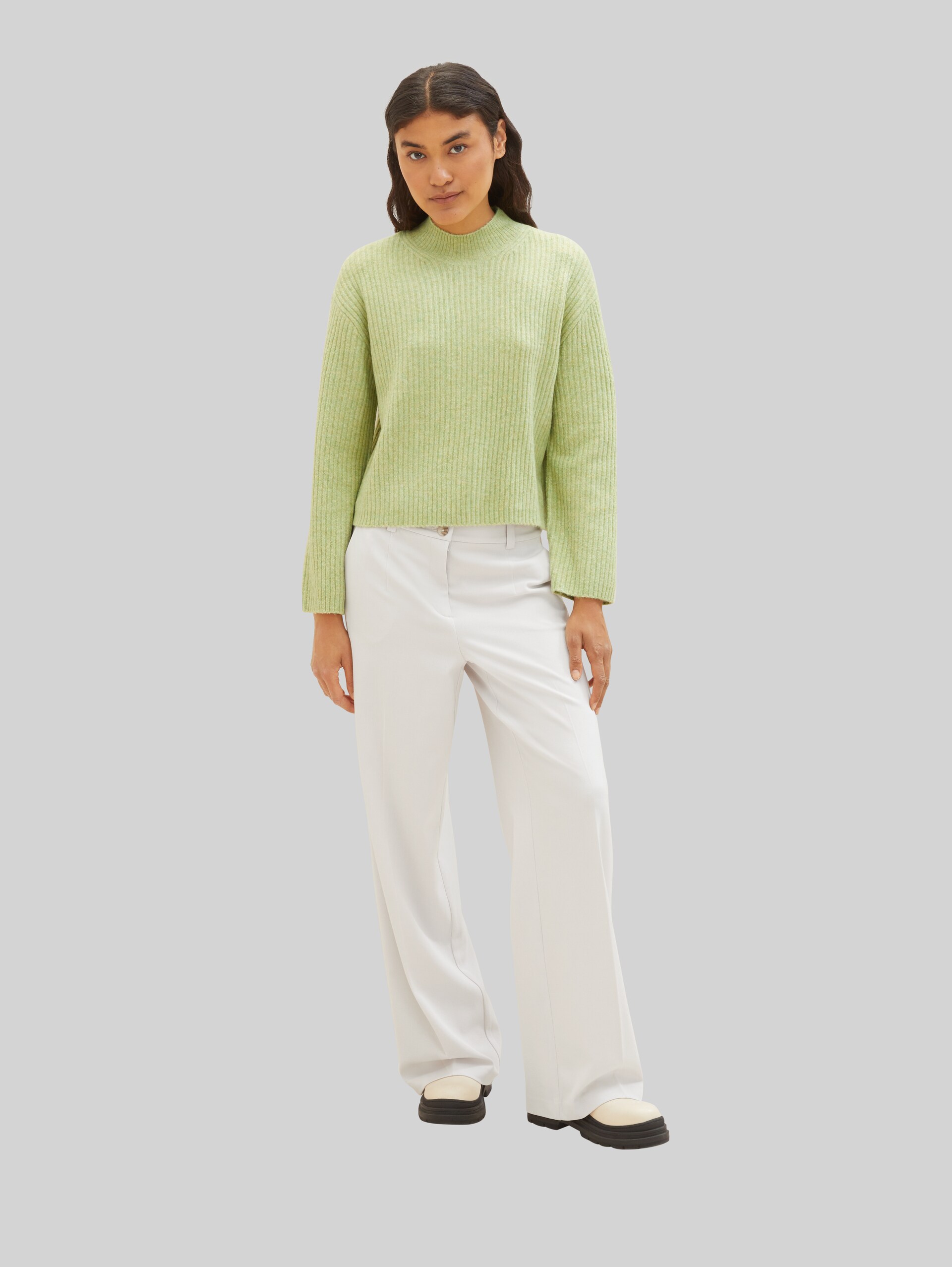 Gerippter Pullover mit recyceltem Polyester - dusty pear green melange - Model-Vorderansicht