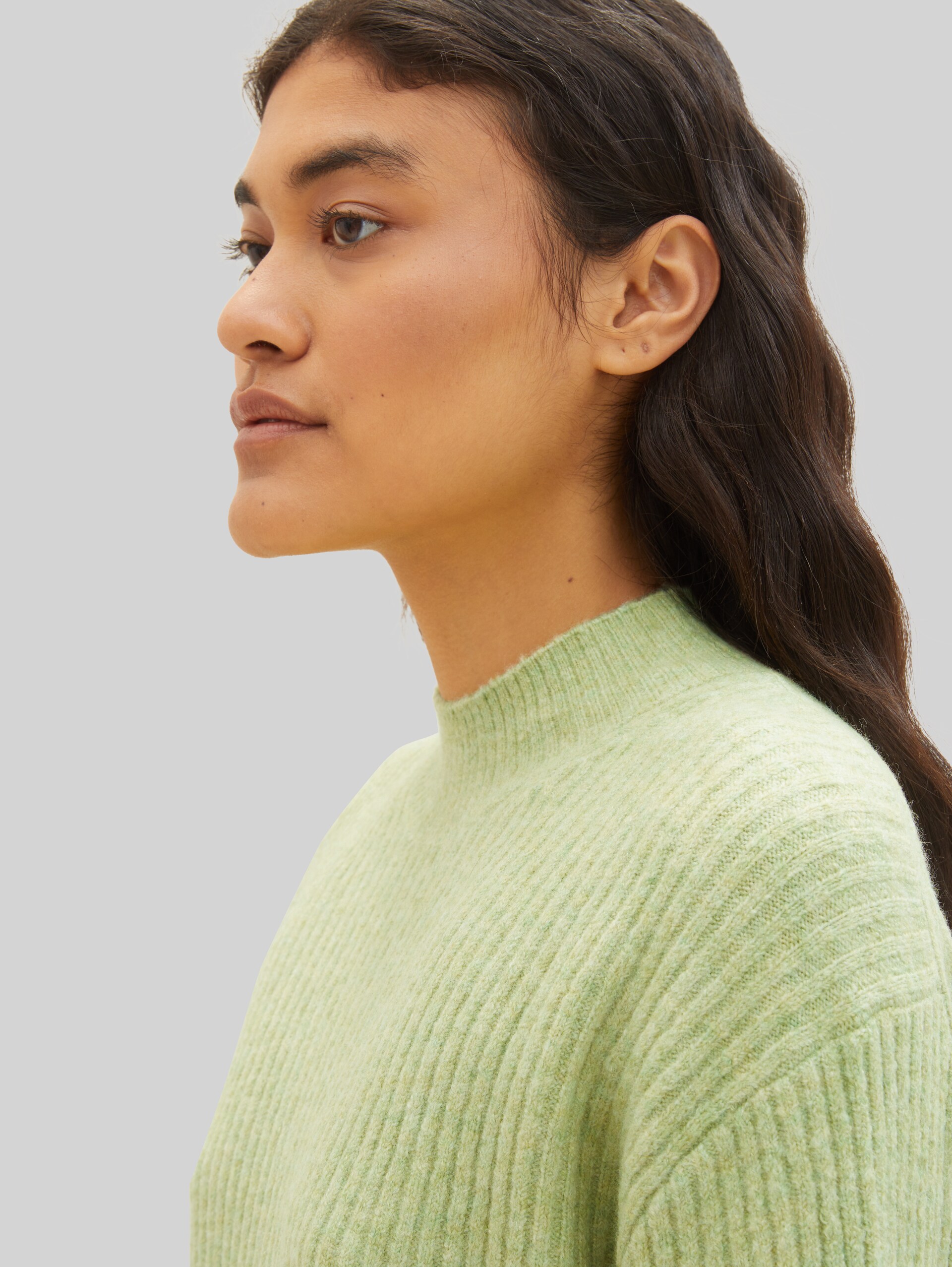 Gerippter Pullover mit recyceltem Polyester - dusty pear green melange - Detail-Model-Ansicht