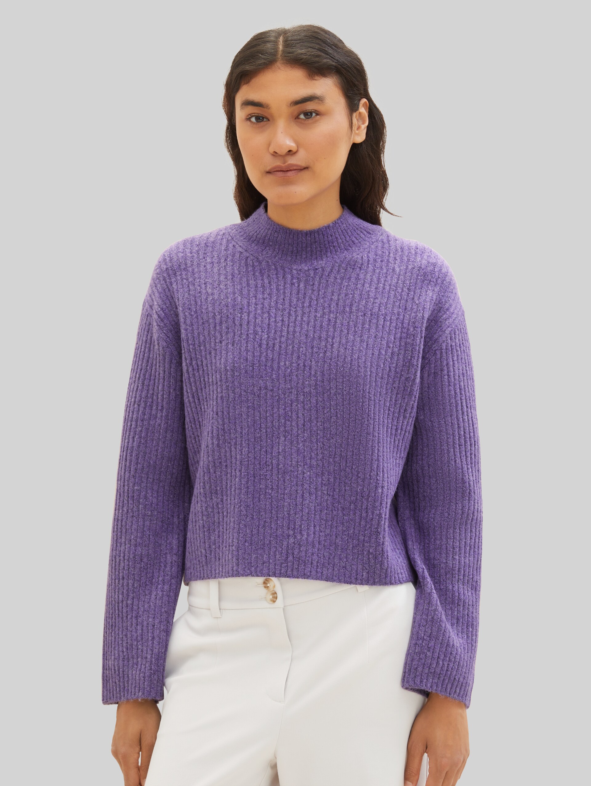 Gerippter Pullover mit recyceltem Polyester - lilac melange - Ausschnitt Model-Vorderansicht