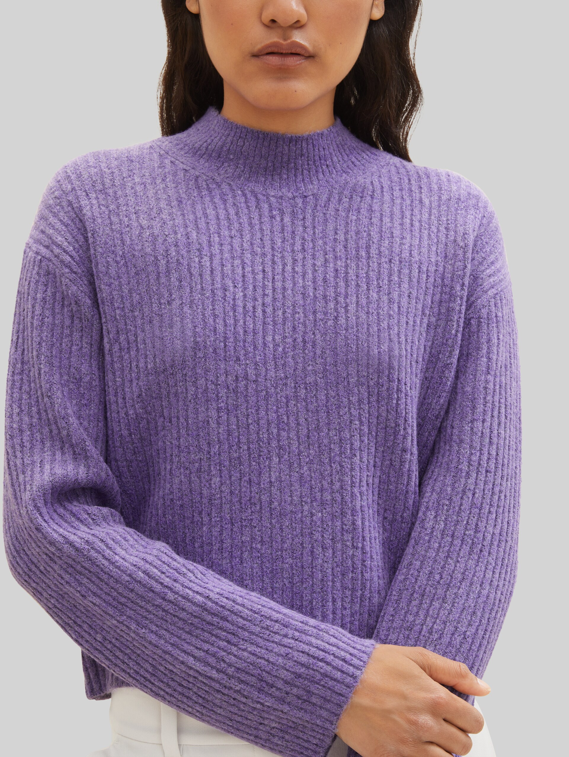 Gerippter Pullover mit recyceltem Polyester - lilac melange - Model-Vorderansicht
