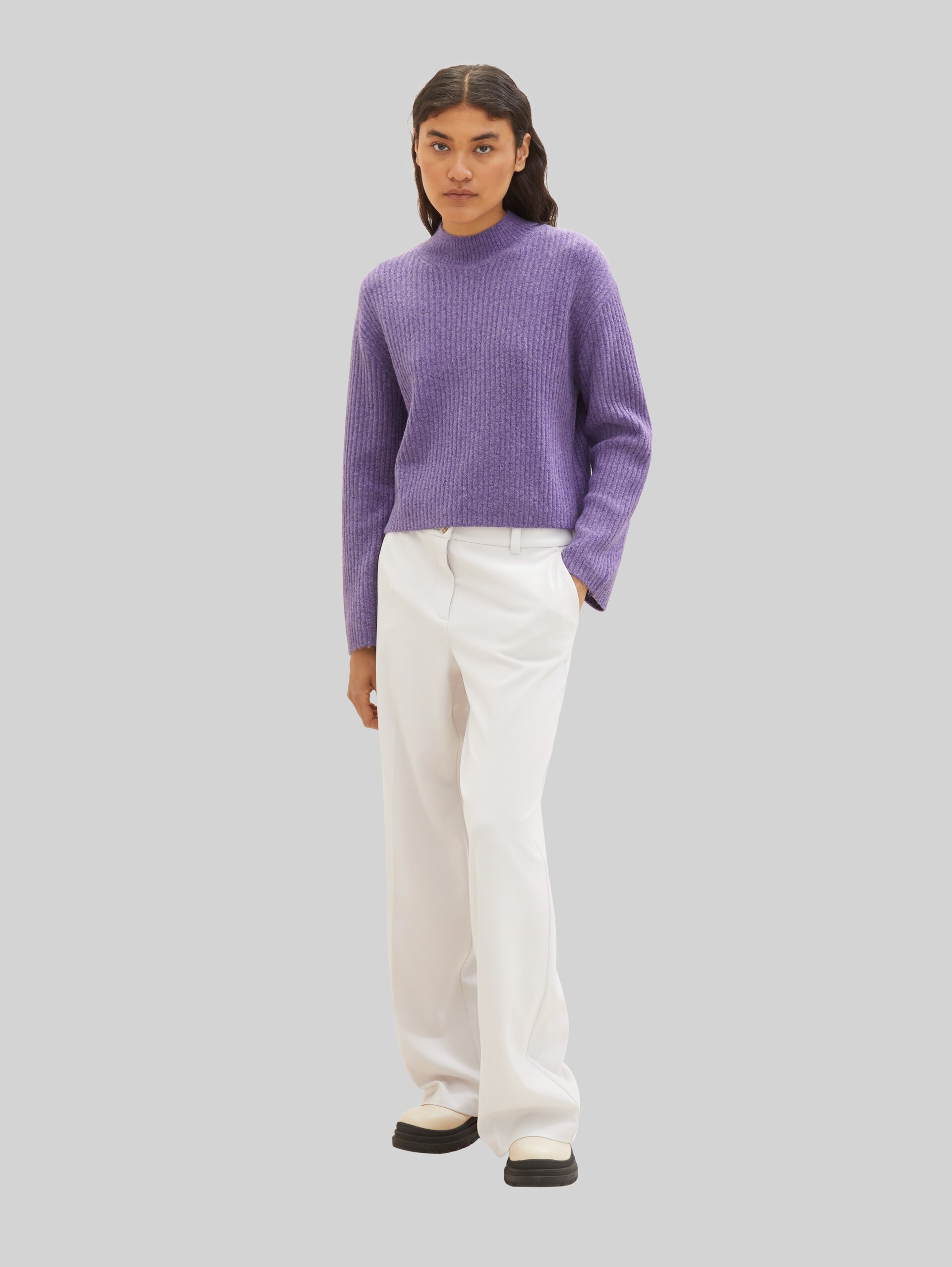 Gerippter Pullover mit recyceltem Polyester - lilac melange - Detail-Model-Ansicht