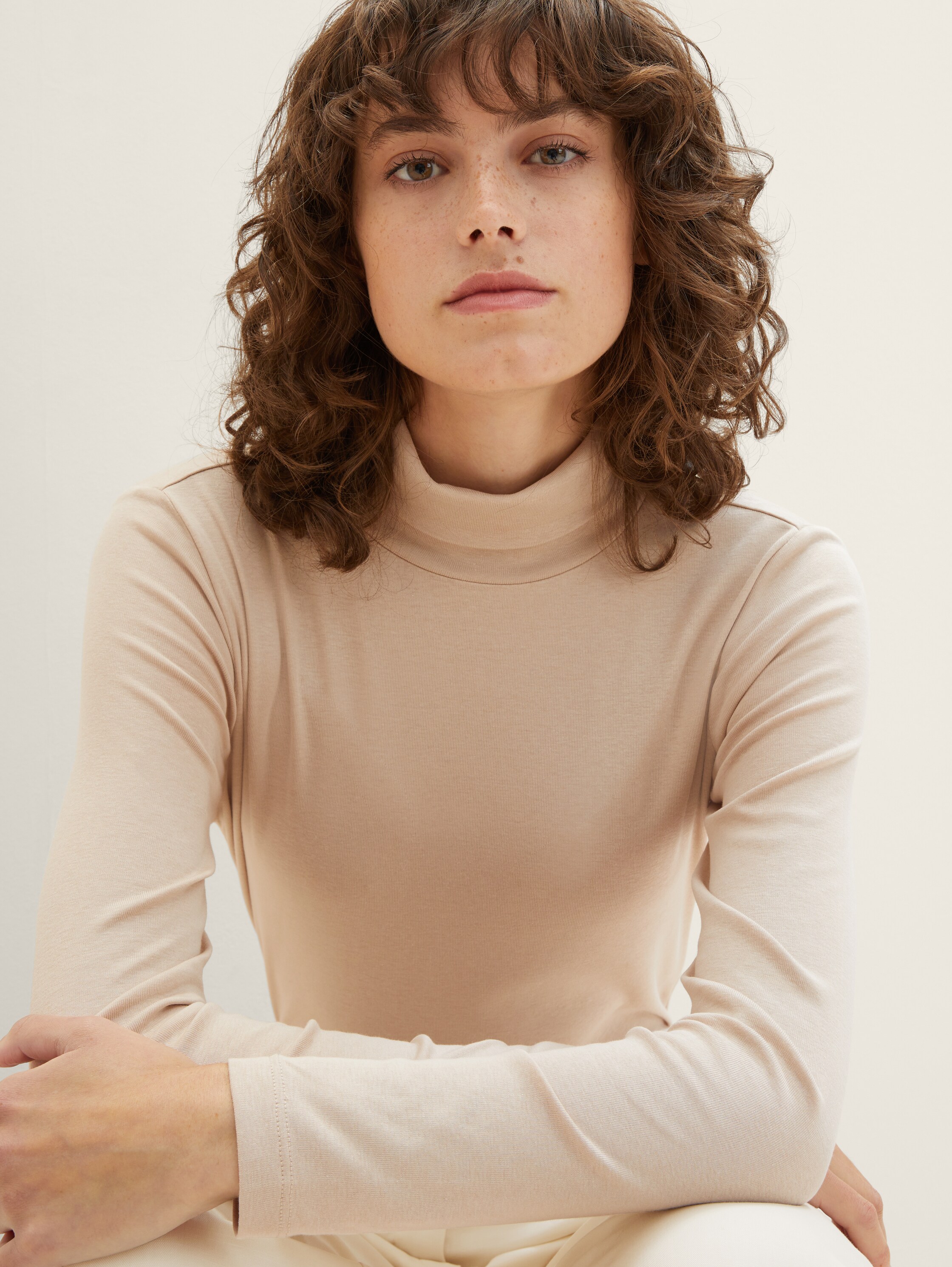 Langarmshirt mit Rollkragen - Doeskin - Detail-Model-Ansicht