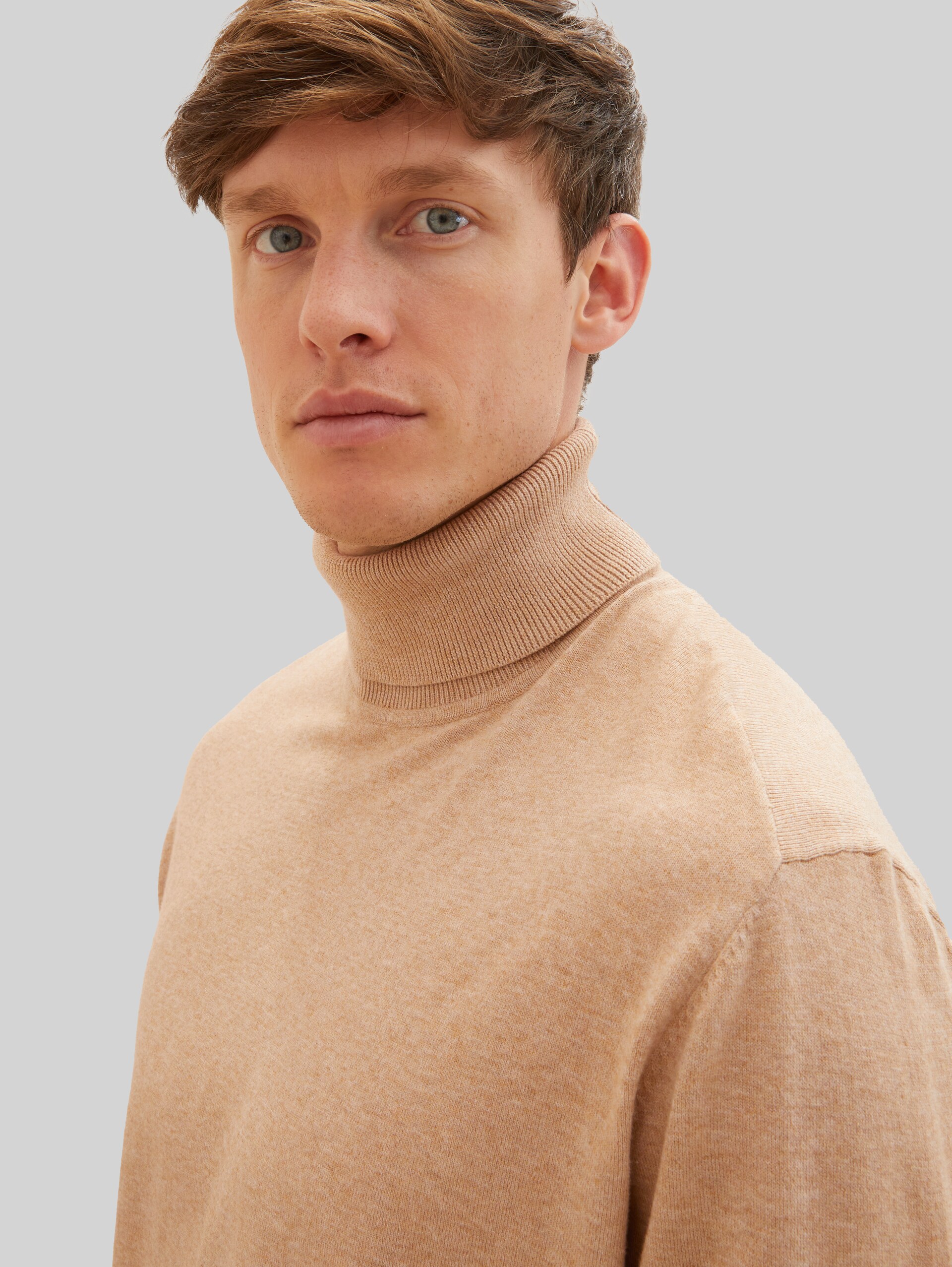 Pull en maille à col roulé - beach sand melange - Vue de face du modèle