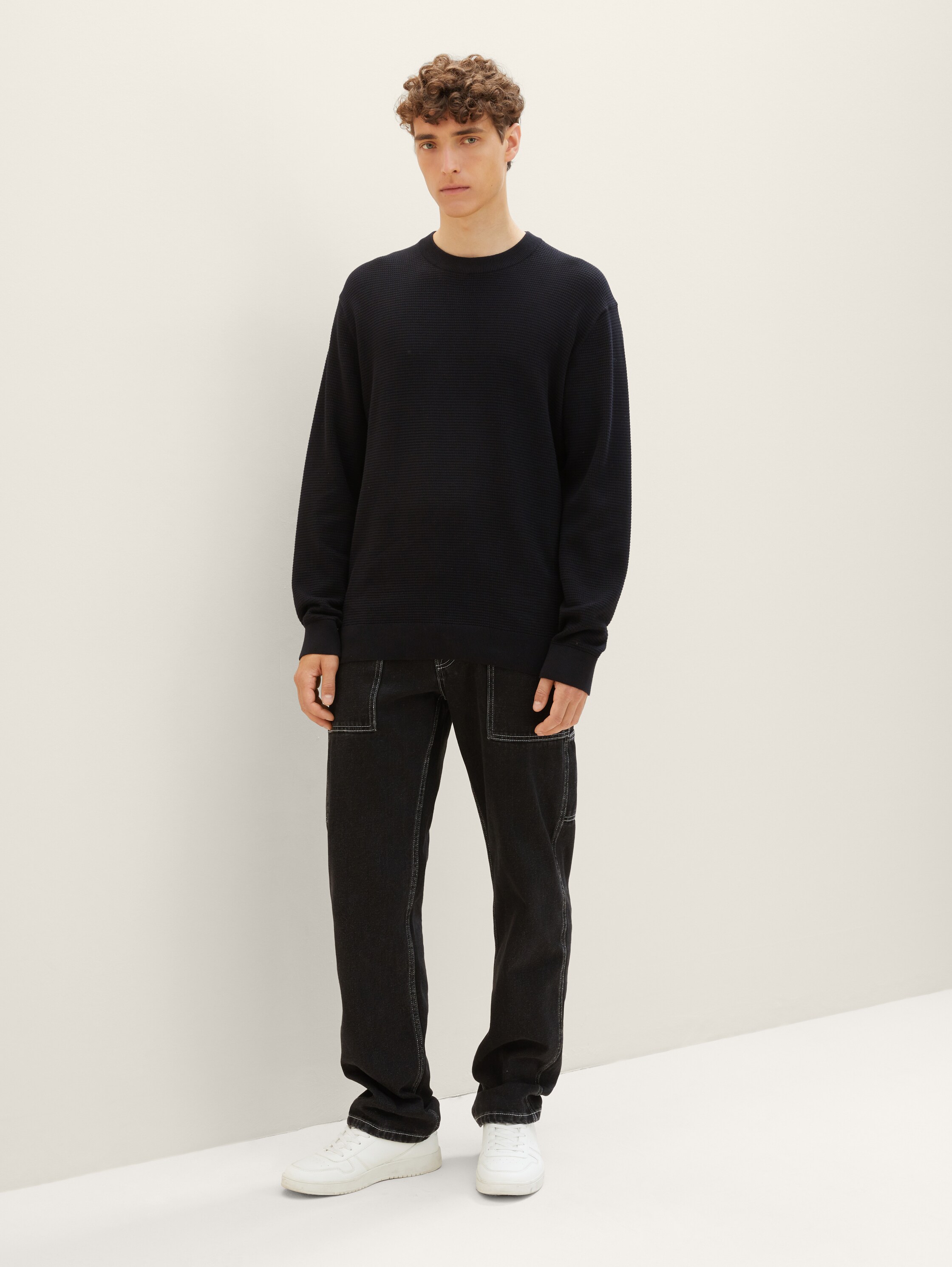 Pullover mit Struktur - Black - Model-Vorderansicht