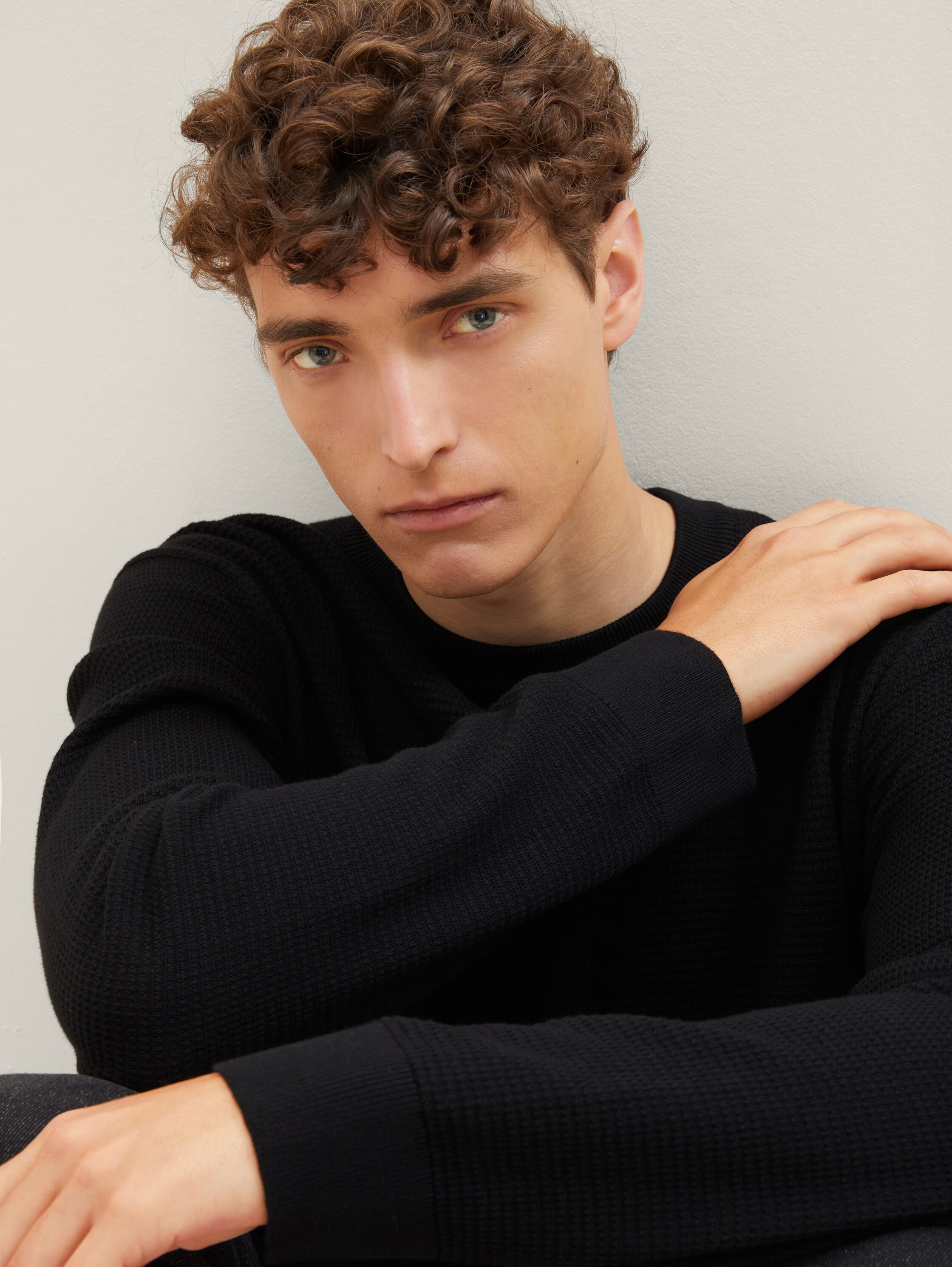 Pullover mit Struktur - Black - Detail-Model-Ansicht