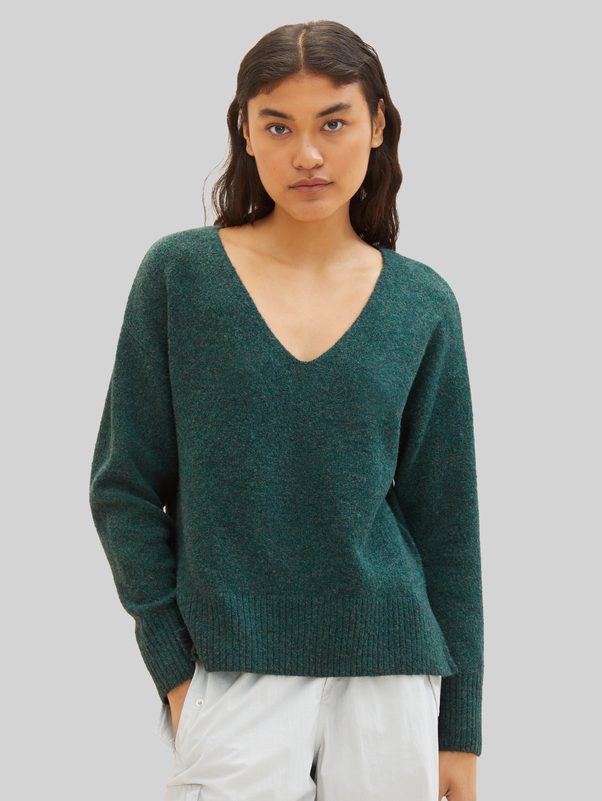 Strickpullover mit V-Ausschnitt - Midnight Forest Green Mélange - Ausschnitt Model-Vorderansicht