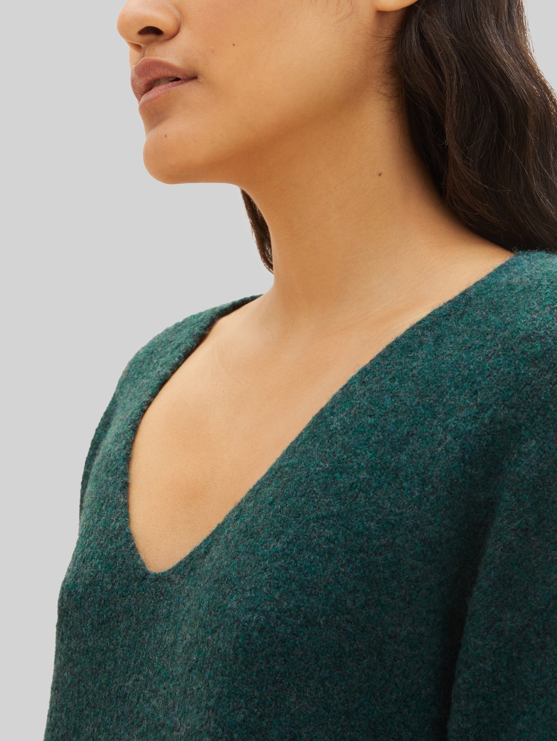 Strickpullover mit V-Ausschnitt - Midnight Forest Green Mélange - Detail-Model-Ansicht
