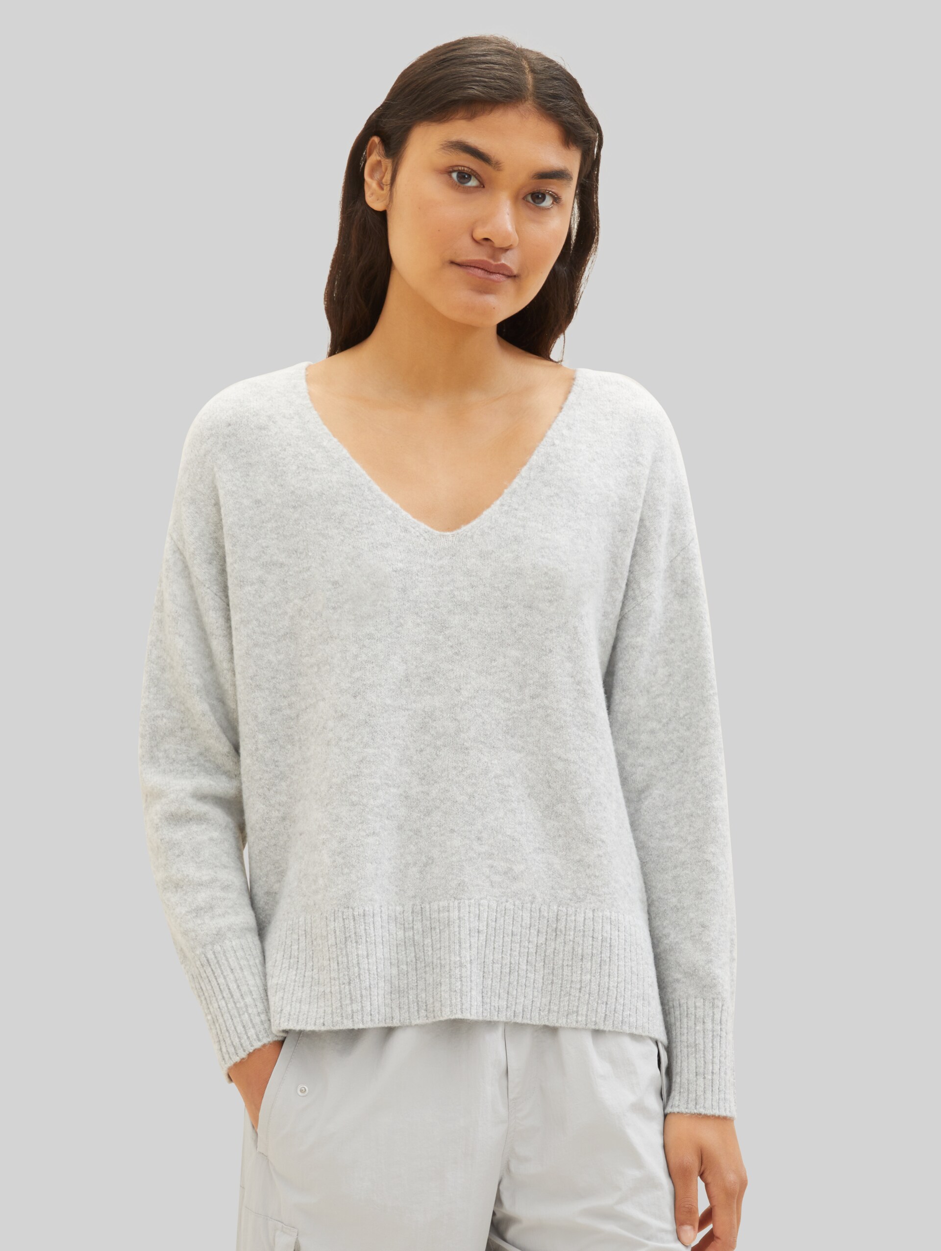 Strickpullover mit V-Ausschnitt - basic light grey melange - Ausschnitt Model-Vorderansicht