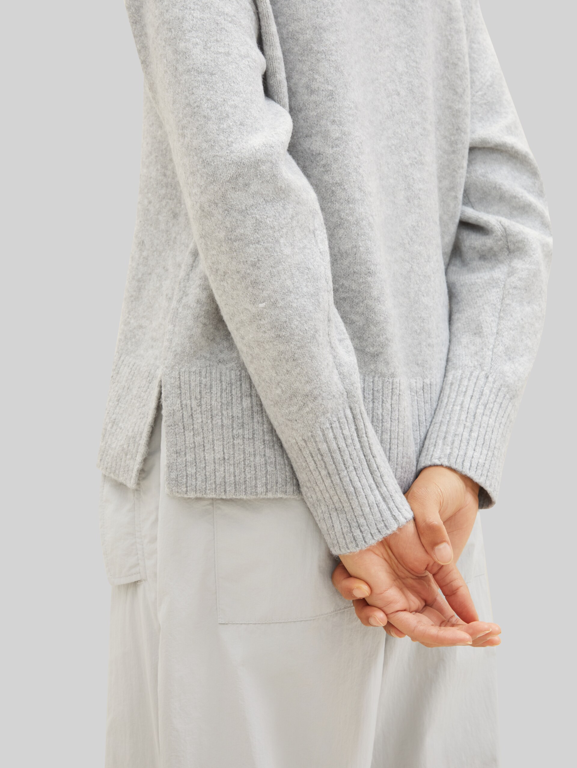 Strickpullover mit V-Ausschnitt - basic light grey melange - Model-Vorderansicht