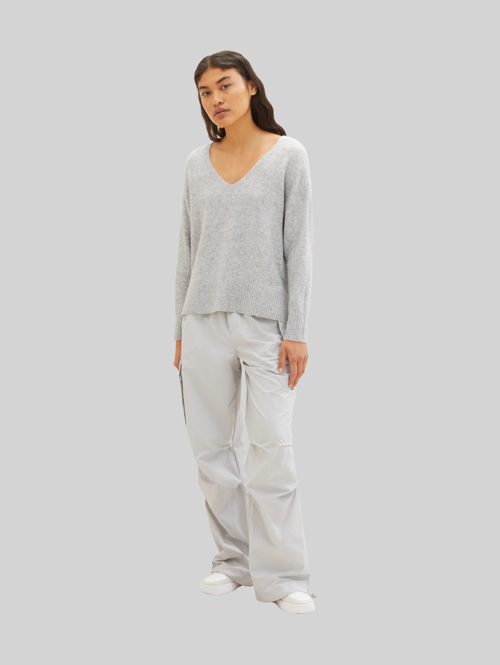 Strickpullover mit V-Ausschnitt - basic light grey melange - Detail-Model-Ansicht