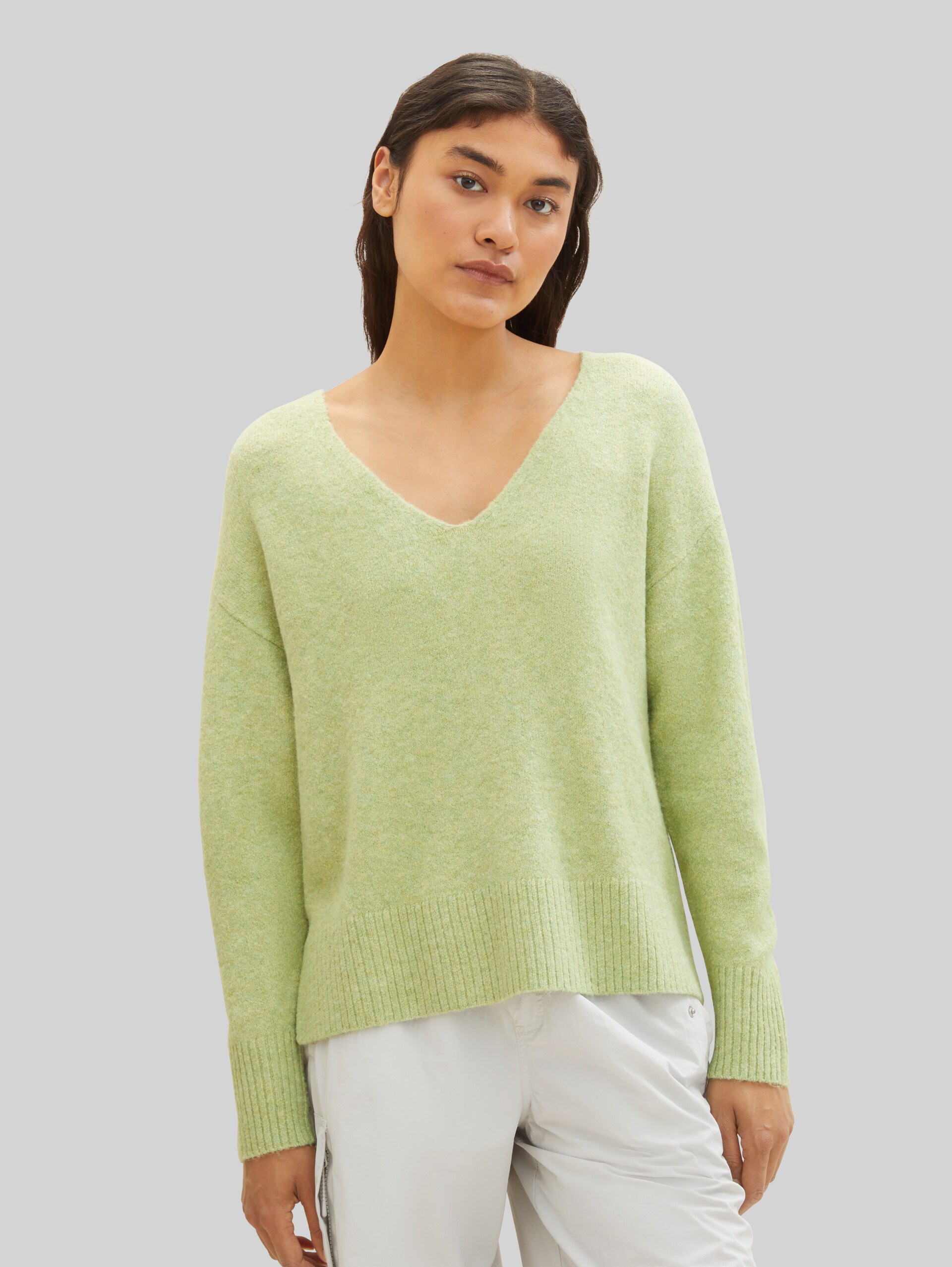 Strickpullover mit V-Ausschnitt - dusty pear green melange - Ausschnitt Model-Vorderansicht