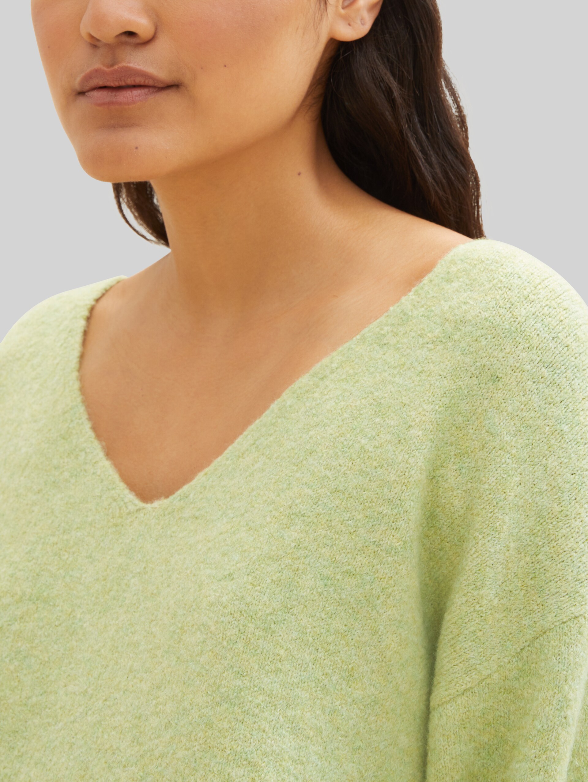 Strickpullover mit V-Ausschnitt - dusty pear green melange - Model-Vorderansicht