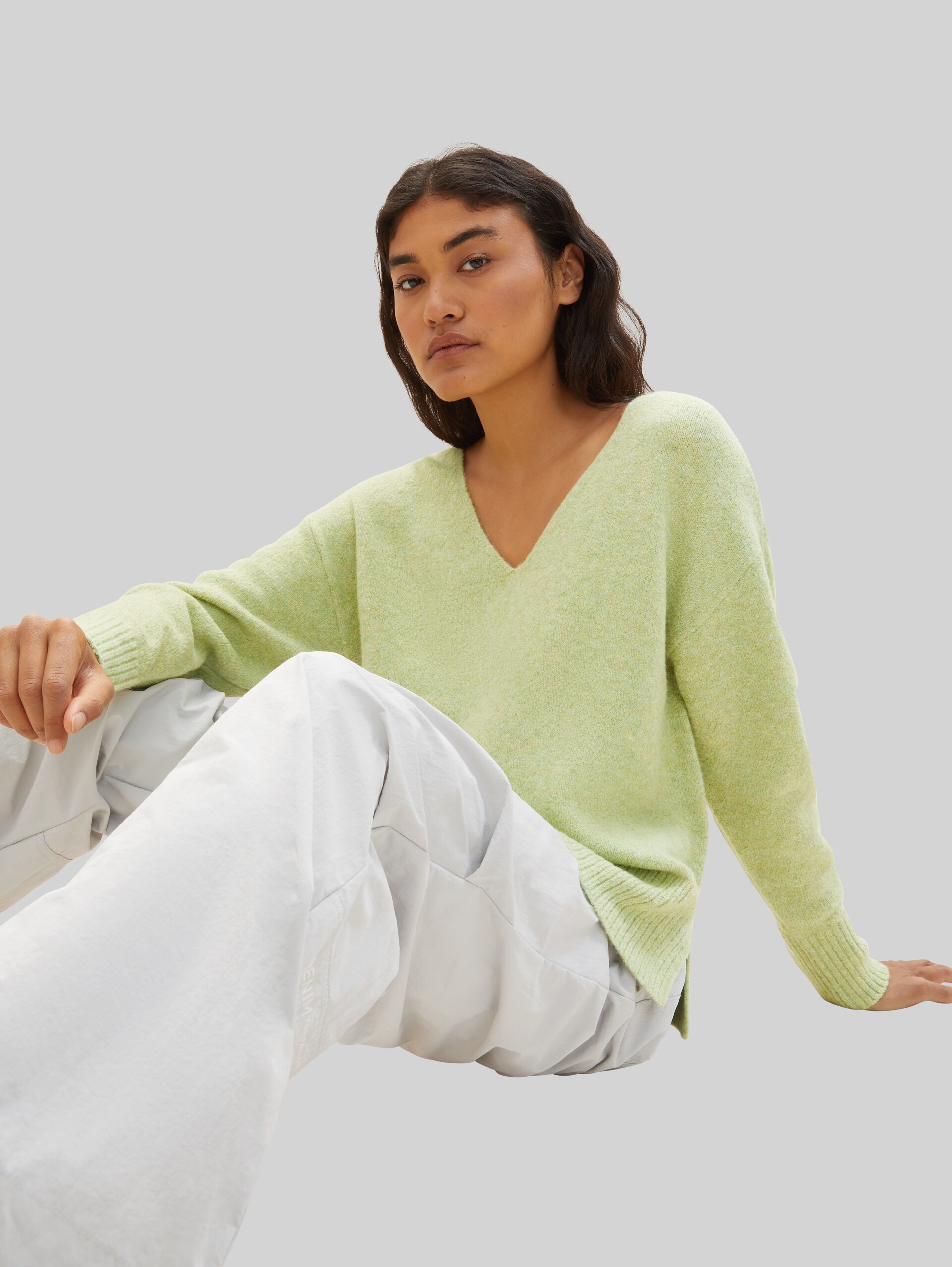 Strickpullover mit V-Ausschnitt - dusty pear green melange