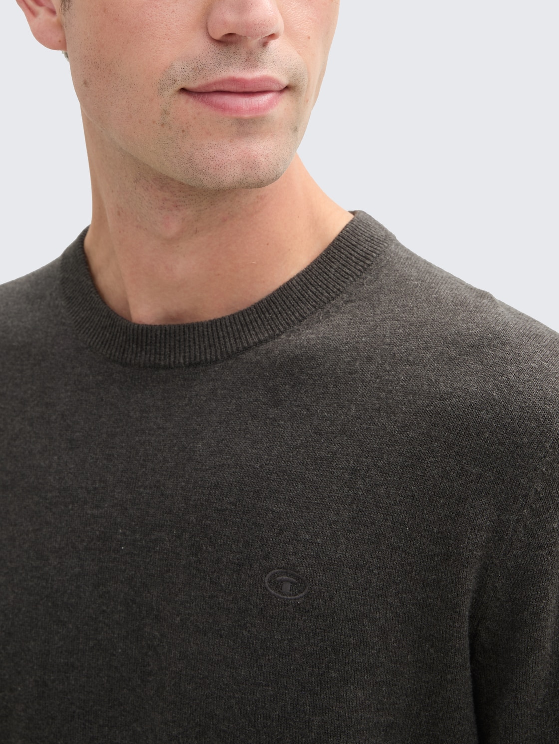 Strickpullover aus Baumwolle - Black Grey Melange - Detail-Model-Ansicht