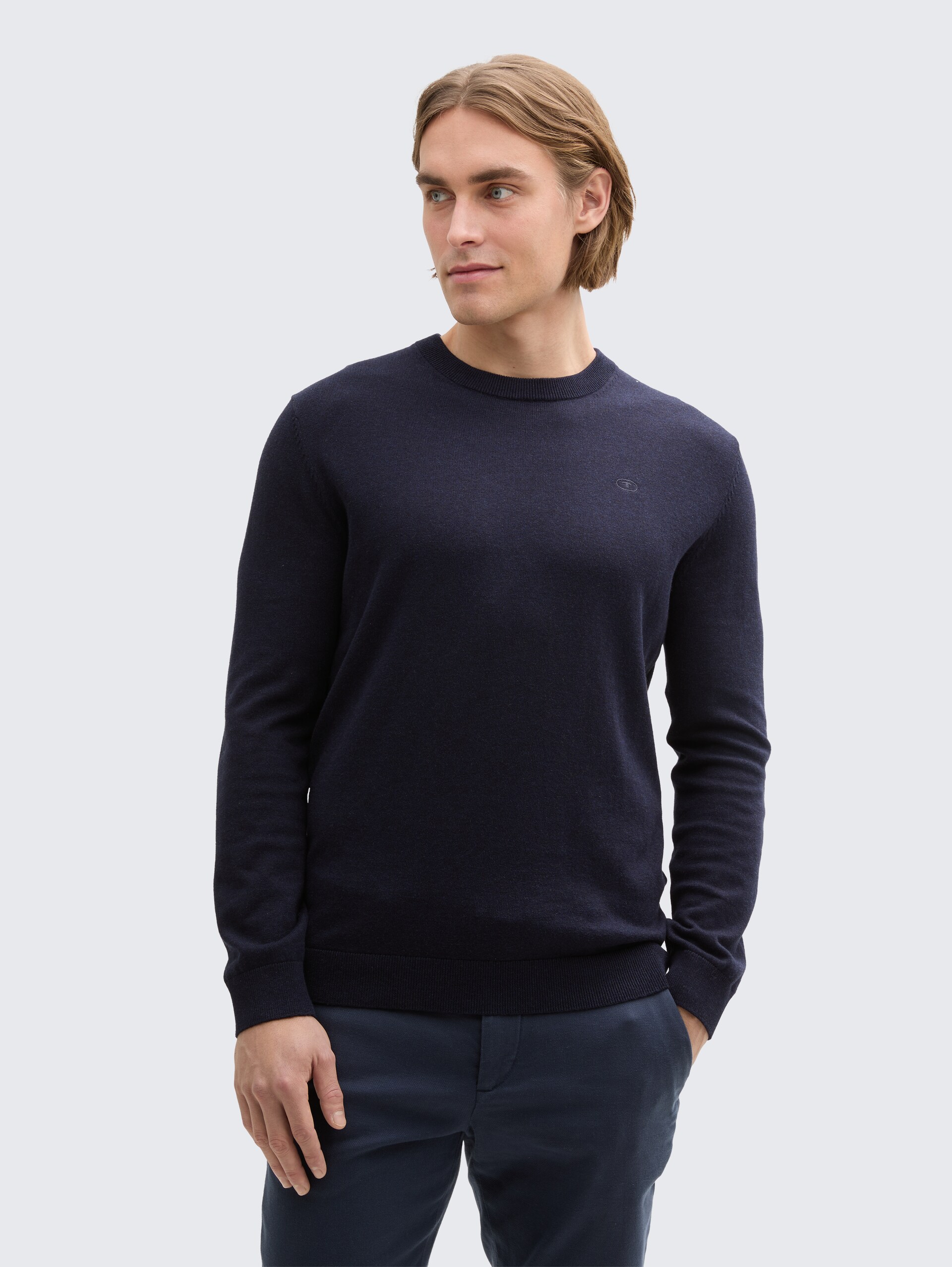 Strickpullover aus Baumwolle - Knitted Navy Melange - Ausschnitt Model-Vorderansicht