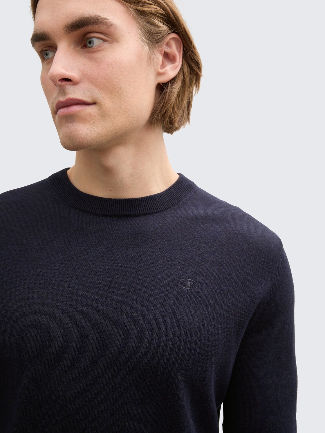 Strickpullover aus Baumwolle - Knitted Navy Melange - Detail-Model-Ansicht